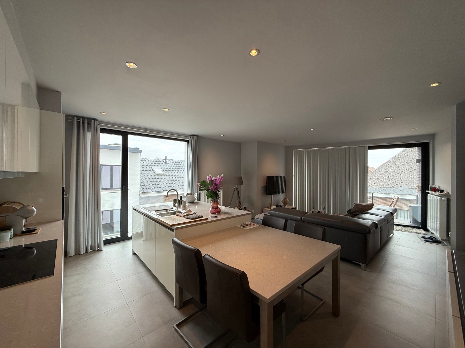 LIEDEKERKE - Luxueus appartement met staanplaats. foto 9