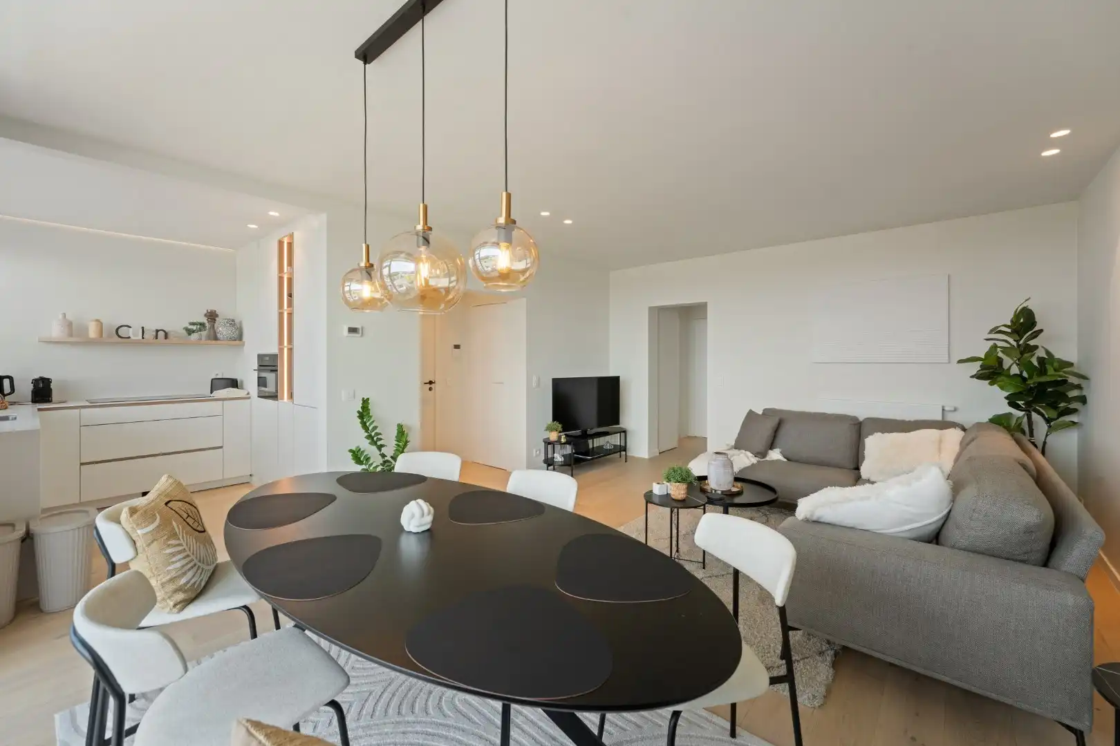 Instapklaar gemeubeld 2-slaapkamerappartement met zeezicht en duinenzicht te Bredene  foto {{pictureIndex}}