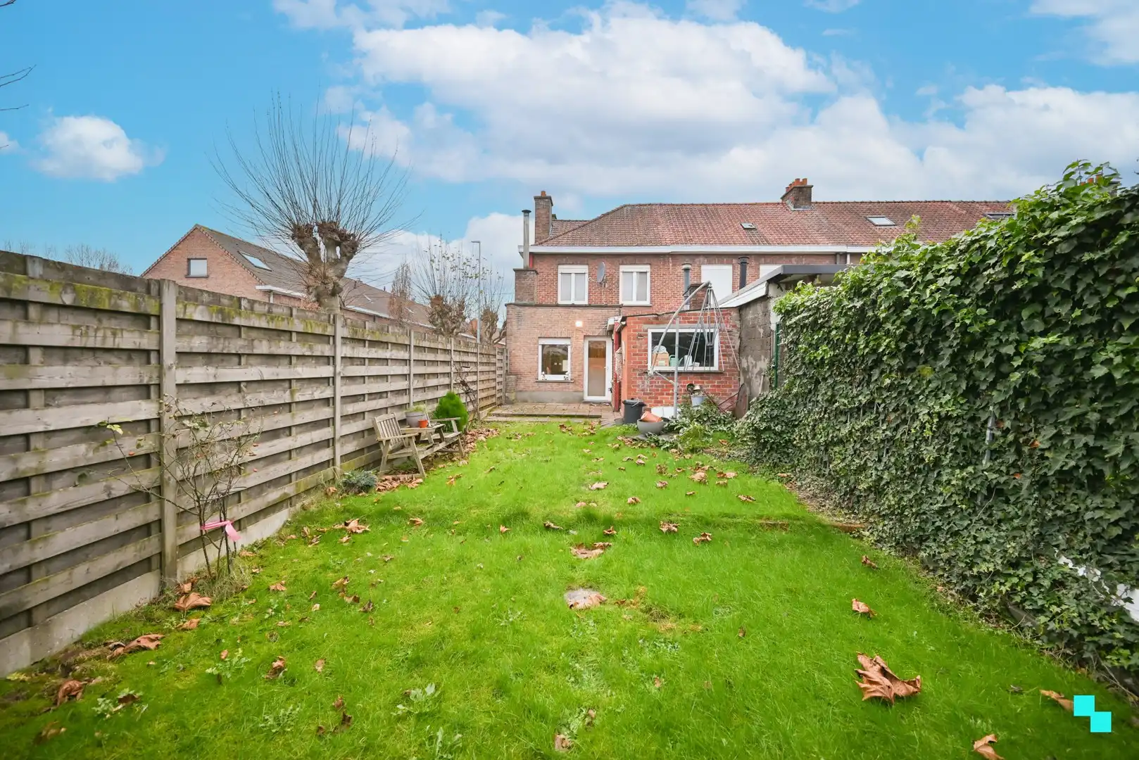 Halfopen bebouwing met garage nabij centrum Izegem foto 4