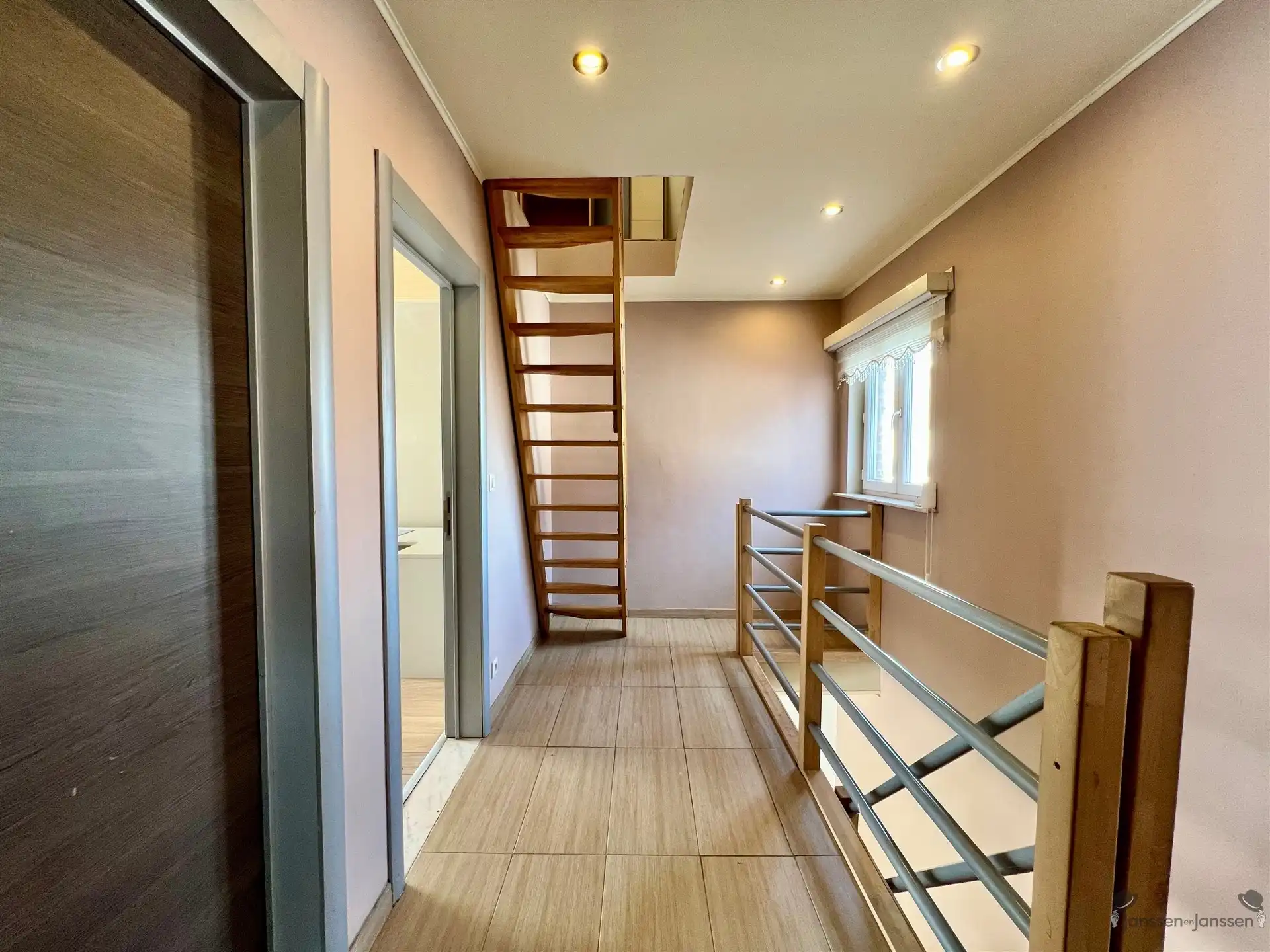 Ruime woning met 5 slaapkamers foto 11