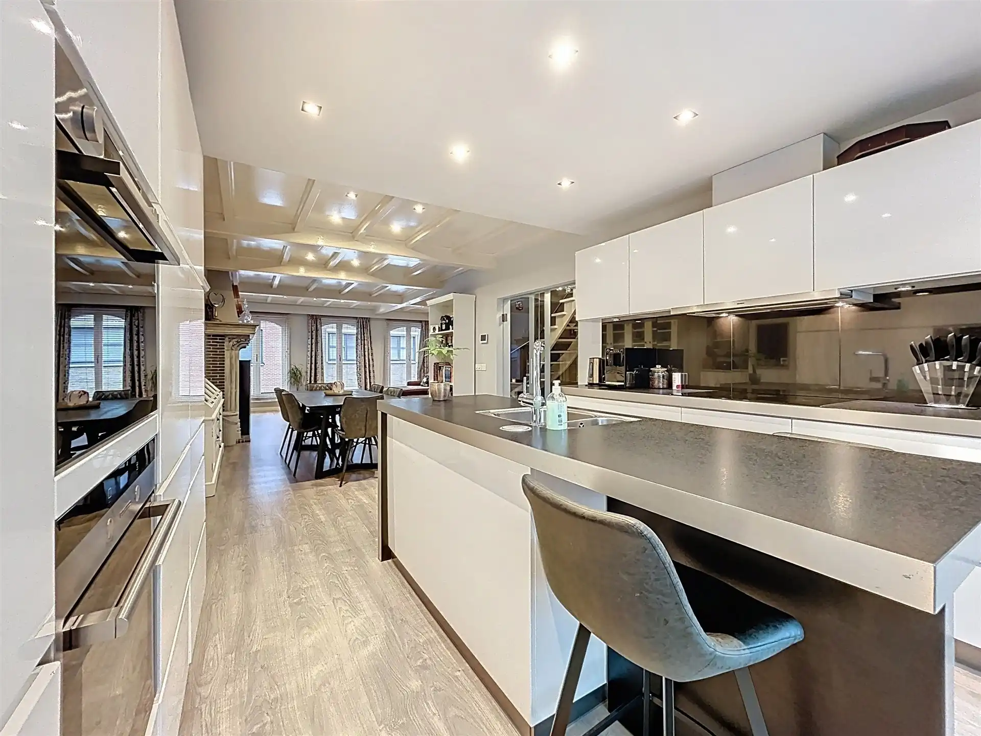 Moderne gezinswoning met 3 ruime slaapkamers en inpandige garage! foto 3