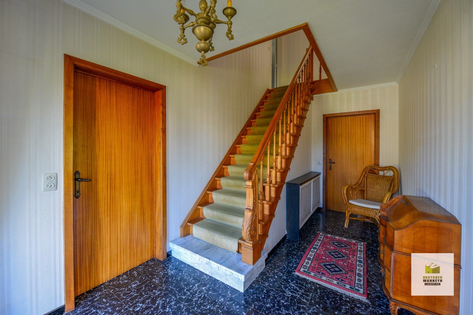 Ruime te renoveren villa met 4 slaapkamers en loods op 1696m2 te centrum Wingene foto 5