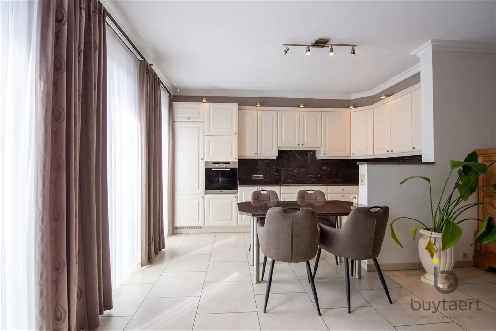 Ruim appartement met vooraan en achteraan terrassen en parking op een pleintje. foto 5