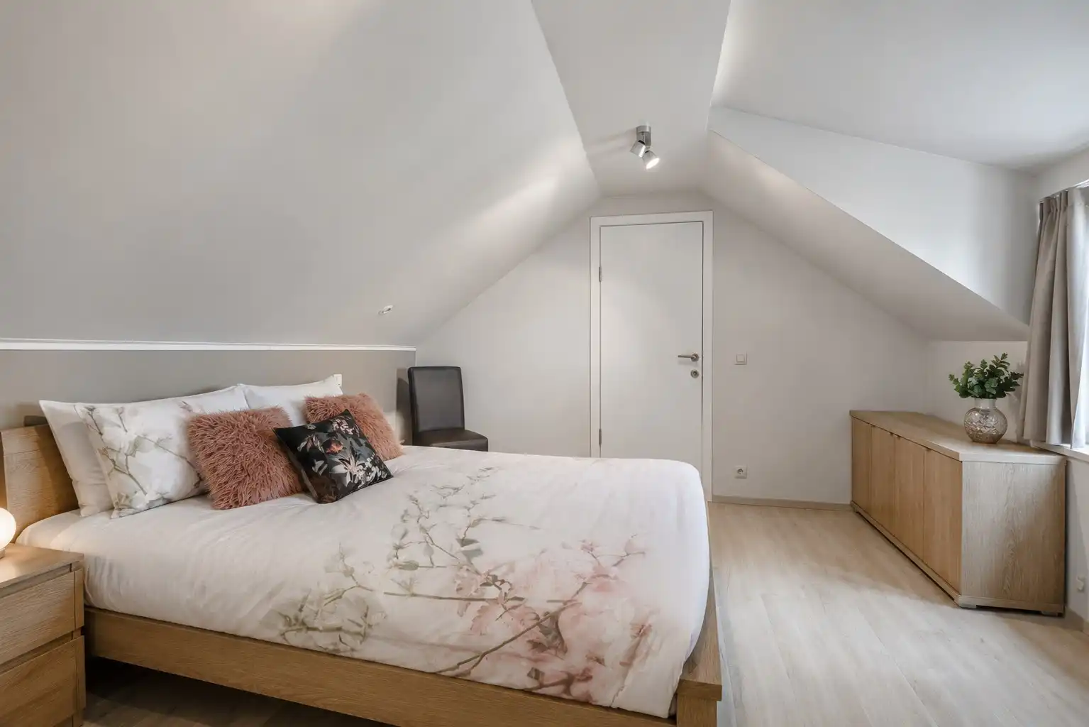Karaktervolle hoevewoning met 3 slaapkamers, gezellige binnenkoer en tuin op een perceel van 370 m². foto 23
