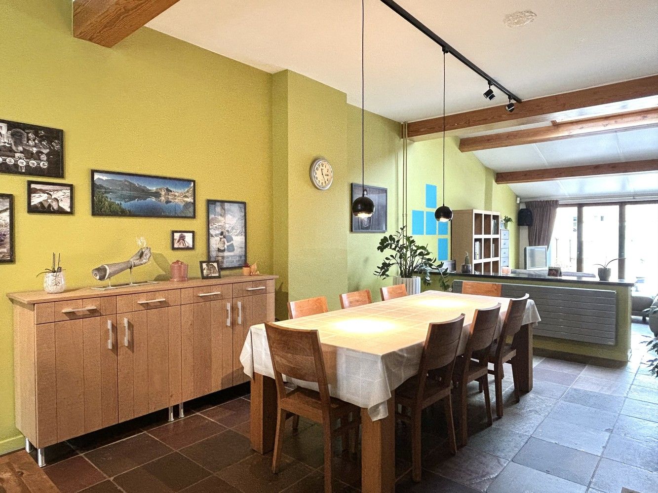 A must see - verrassend ruime woning met achteringang met privéparkeerplaatsen foto 6