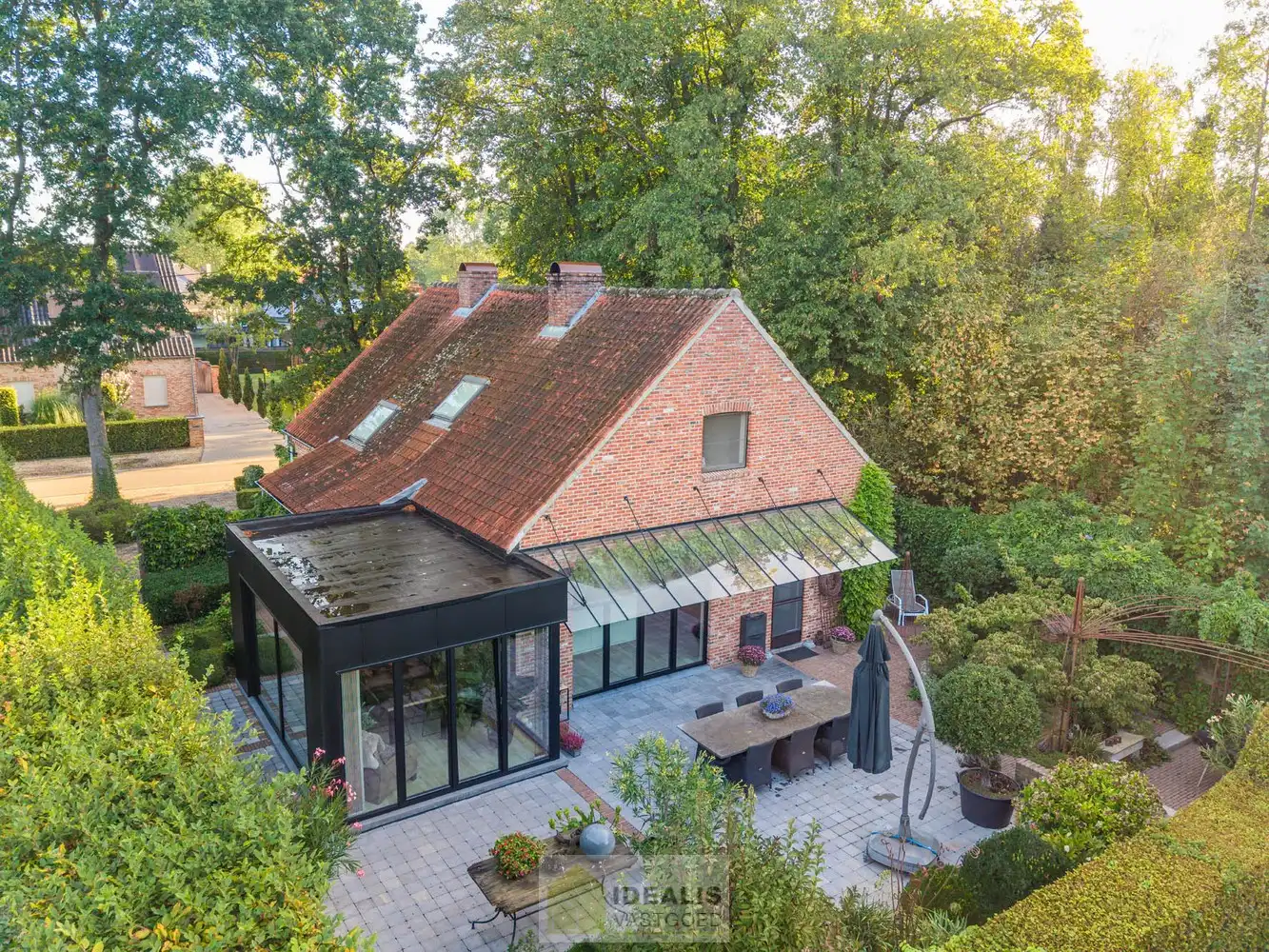 IDYLLISCH GELEGEN BIJZONDERE EIGENDOM BESTAANDE UIT RIANT WOONHUIS, APART BEWOONBAAR BIJGEBOUW EN ATELIER OMGEVEN DOOR EEN SCHITTERD AANGELEGDE TUIN EN WEILAND. Het domein is toegankelijk zowel aan de mooie Urnenveldstraat doch ook via een uitzonderlijk mooie oprijlaan toegankelijk langs de boszijde van het perceel. Deze vrijstaande woning, gebouwd in 1986, beschikt over een sfeervolle leefruimte in vol contact met de tuin en biedt een heerlijke atmosfeer dankzij de centraal geplaatste speksteenkachel. Op de verdieping beschikt de woning over slaapkamers en sanitair. Een absolute meerwaarde is het afzonderlijk volledig ingericht bijhuisje, centraal op het perceel, voorzien van alle woonfaciliteiten. Verder is er de mogelijkheid om wonen/werken te combineren via het knap afgewerkte atelier, met vergezicht op het eigen weiland. Geschikt voor kandidaten op zoek naar een ruime en instapklare parel met een idyllische uitstraling! foto 5
