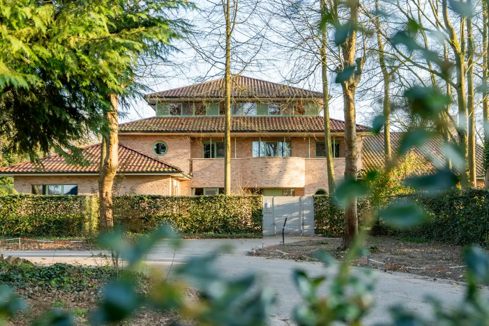 Riante villa met binnenzwembad op een uitzonderlijk domein van 6.426 m² foto {{pictureIndex}}