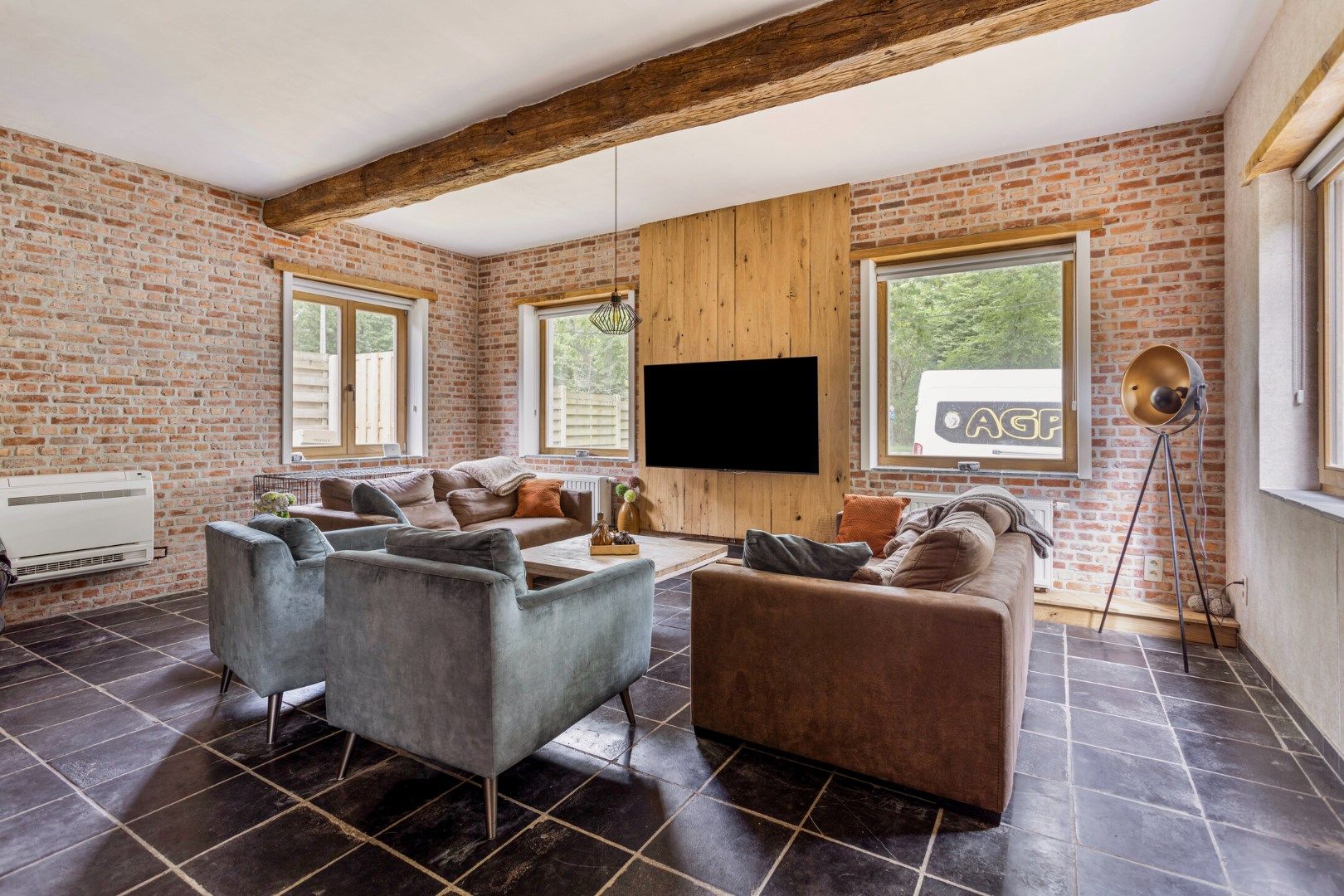 Gerenoveerde karaktervolle woning met 4 / 6 slpks op 1.990 m² in bosrijk gebied ! foto 8