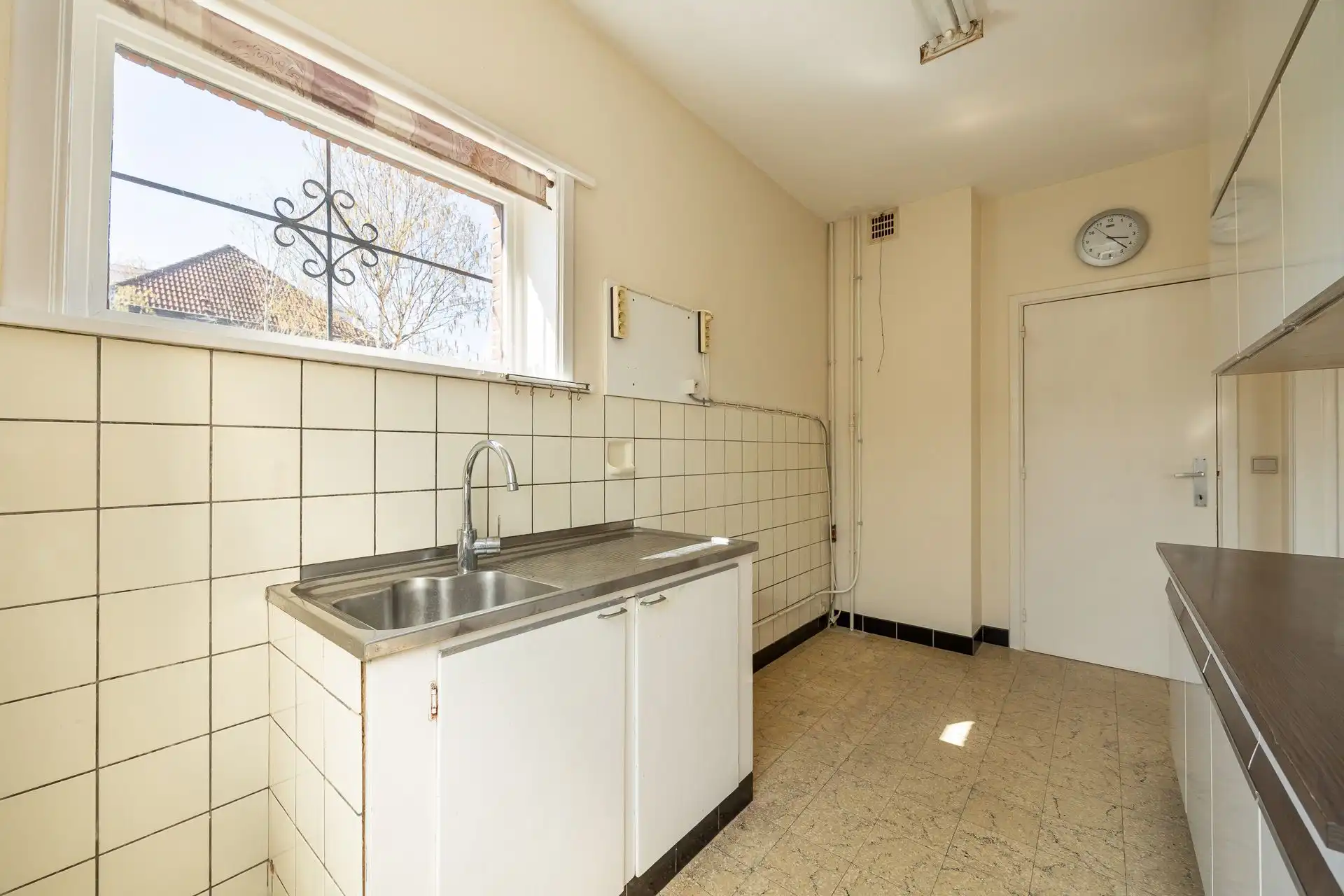 Ruime halfopen bebouwing met 5 slaapkamers, garage en zonnige tuin op toplocatie! foto 15