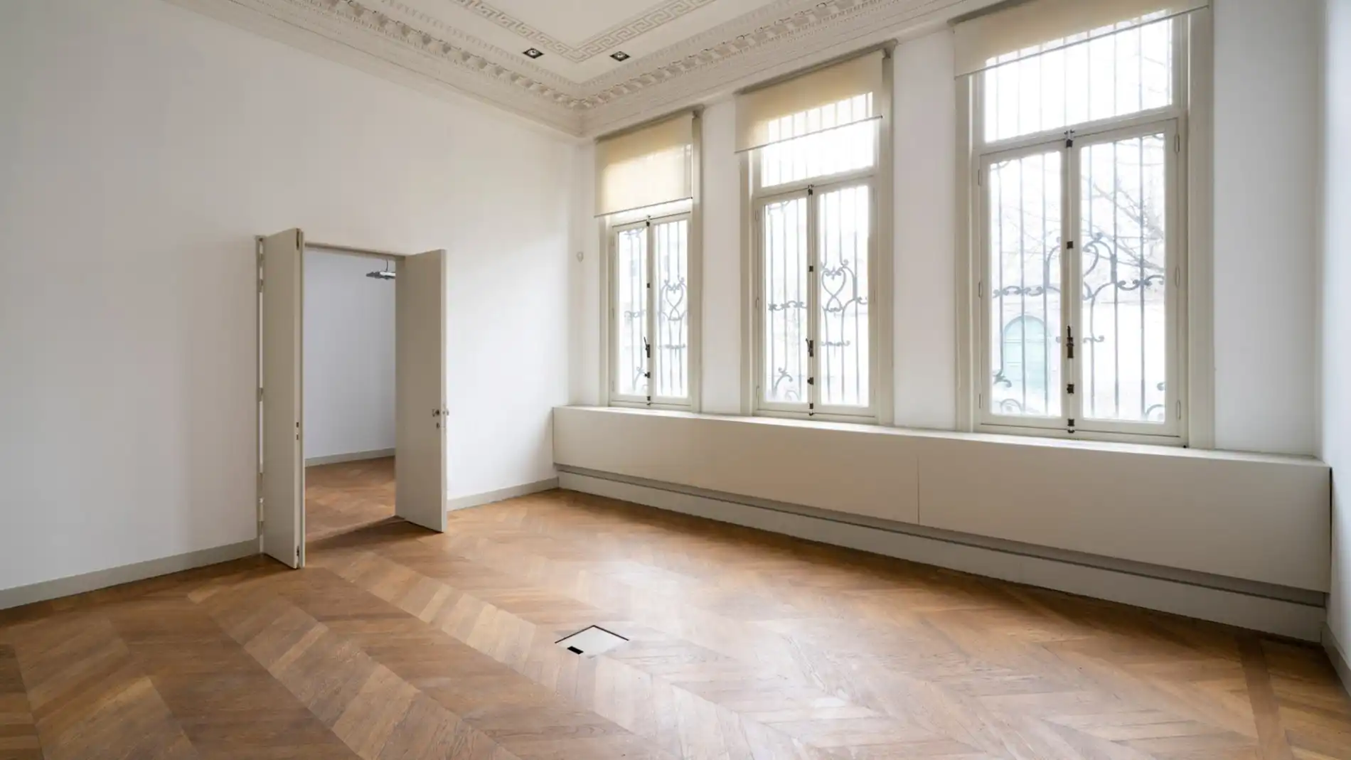 Kantoor/showroom te huur in prestigieus herenhuis in Antwerpen foto 4