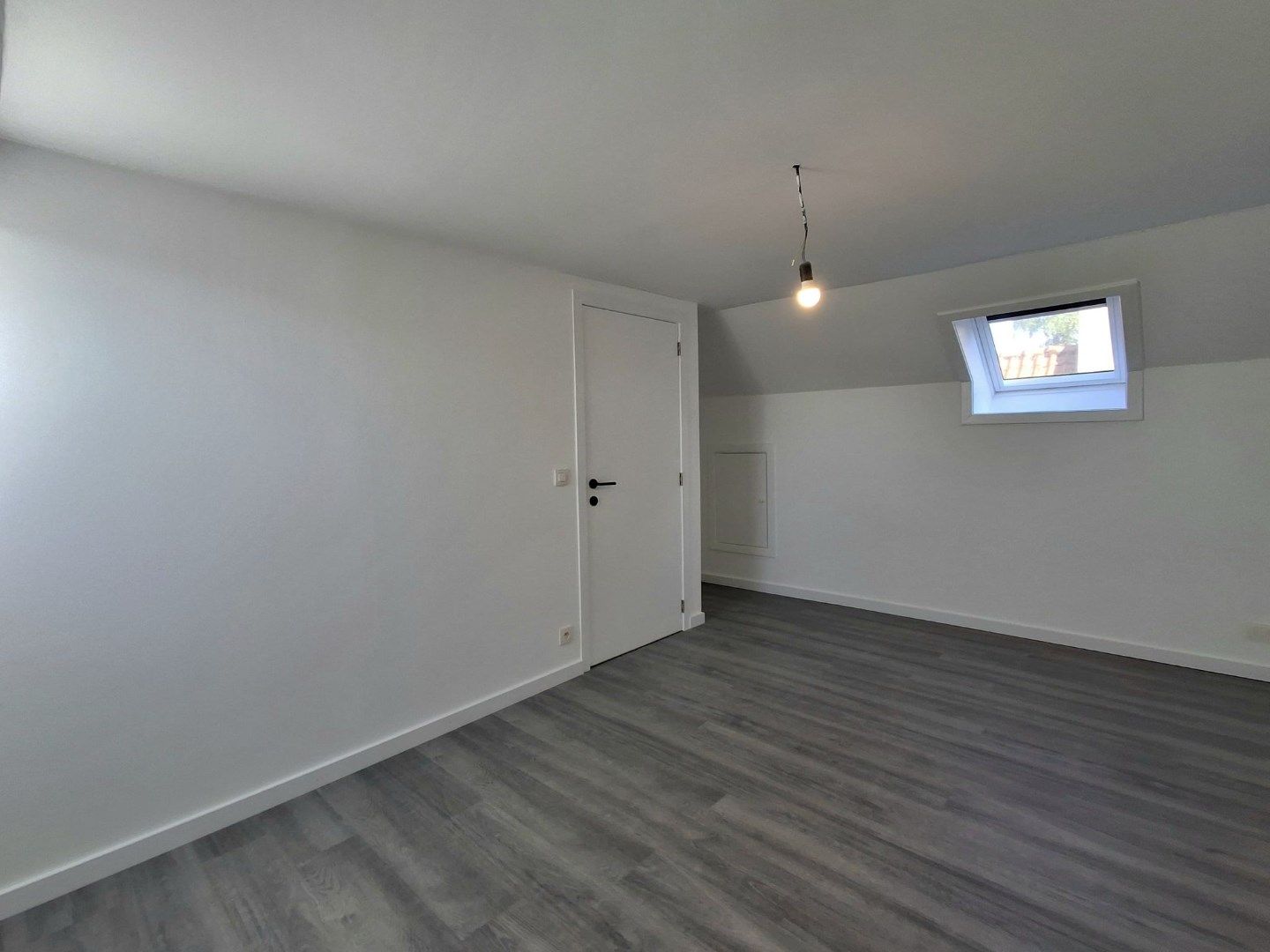 PRACHTIG GERENOVEERDE RIJWONING MET 2 SLPKS EN DUBBELE GARAGE foto 6