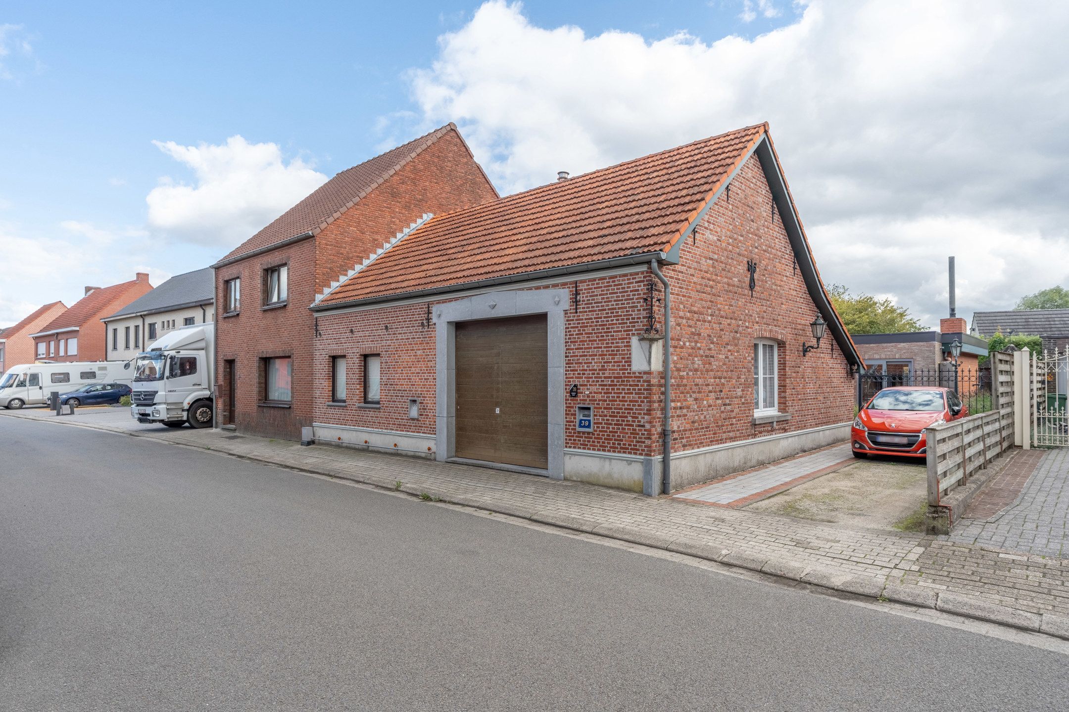 Hoofdfoto van de publicatie: Te renoveren woning met tuin nabij centrum Vosselaar.