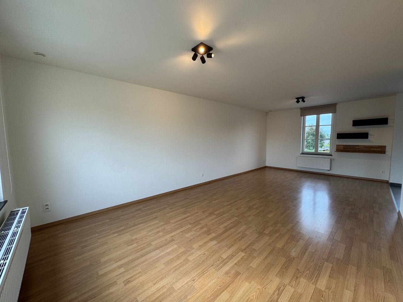 TE HUUR: Ruim Duplex-appartement met 4 staanplaatsen in Diepenbeek foto 2