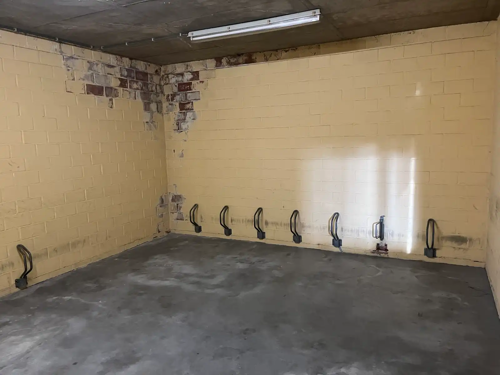 Opsplitsbare polyvalente handelsruimte met parking foto 12