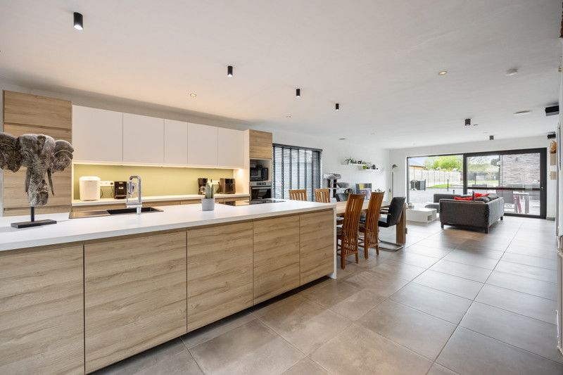 Recente, instapklare woning met garage en zwembad foto 3