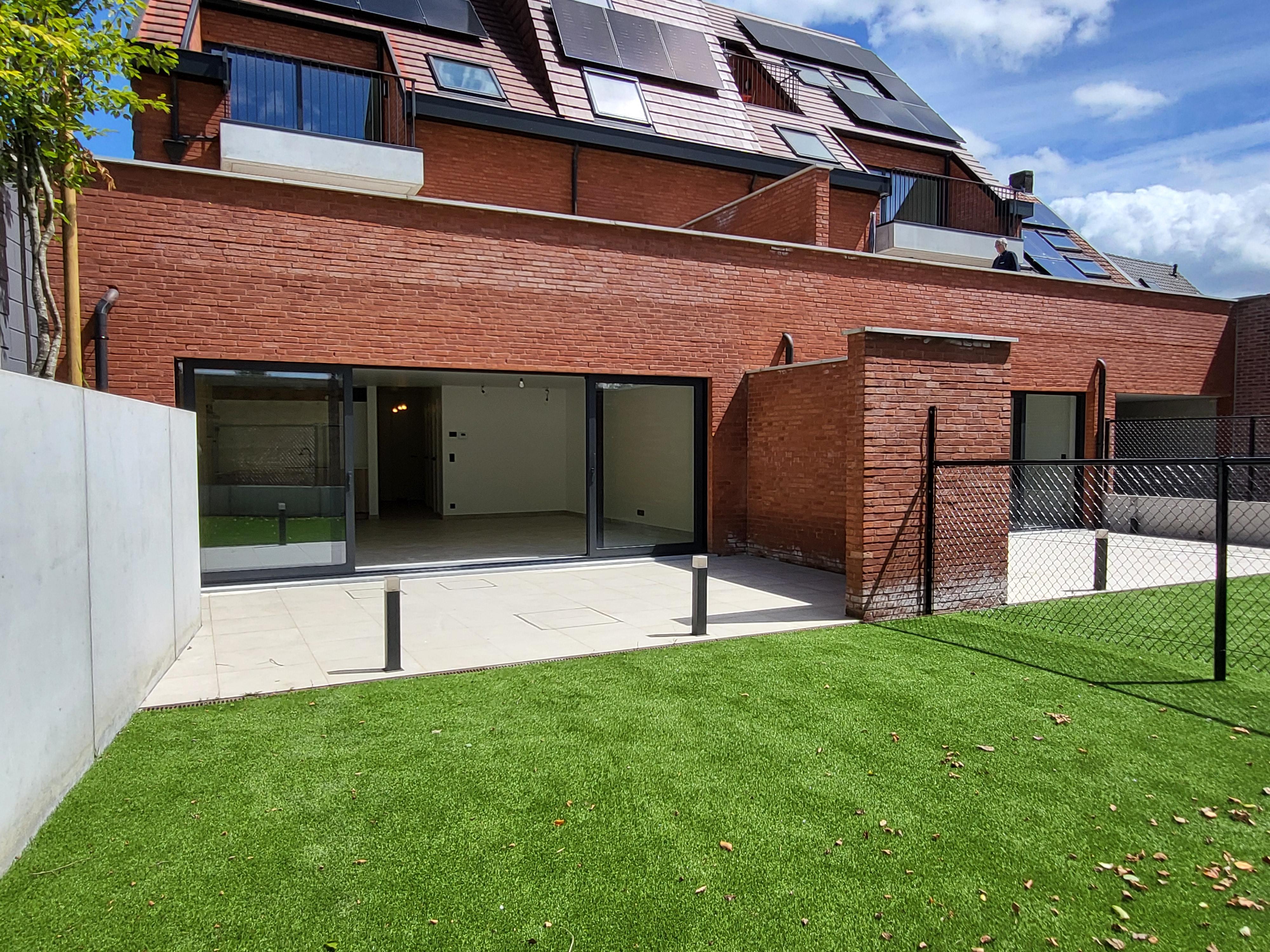 Prachtig nieuwbouwappartement gelegen op het gelijkvloers met ruim terras, tuin, carport en berging.  foto 10