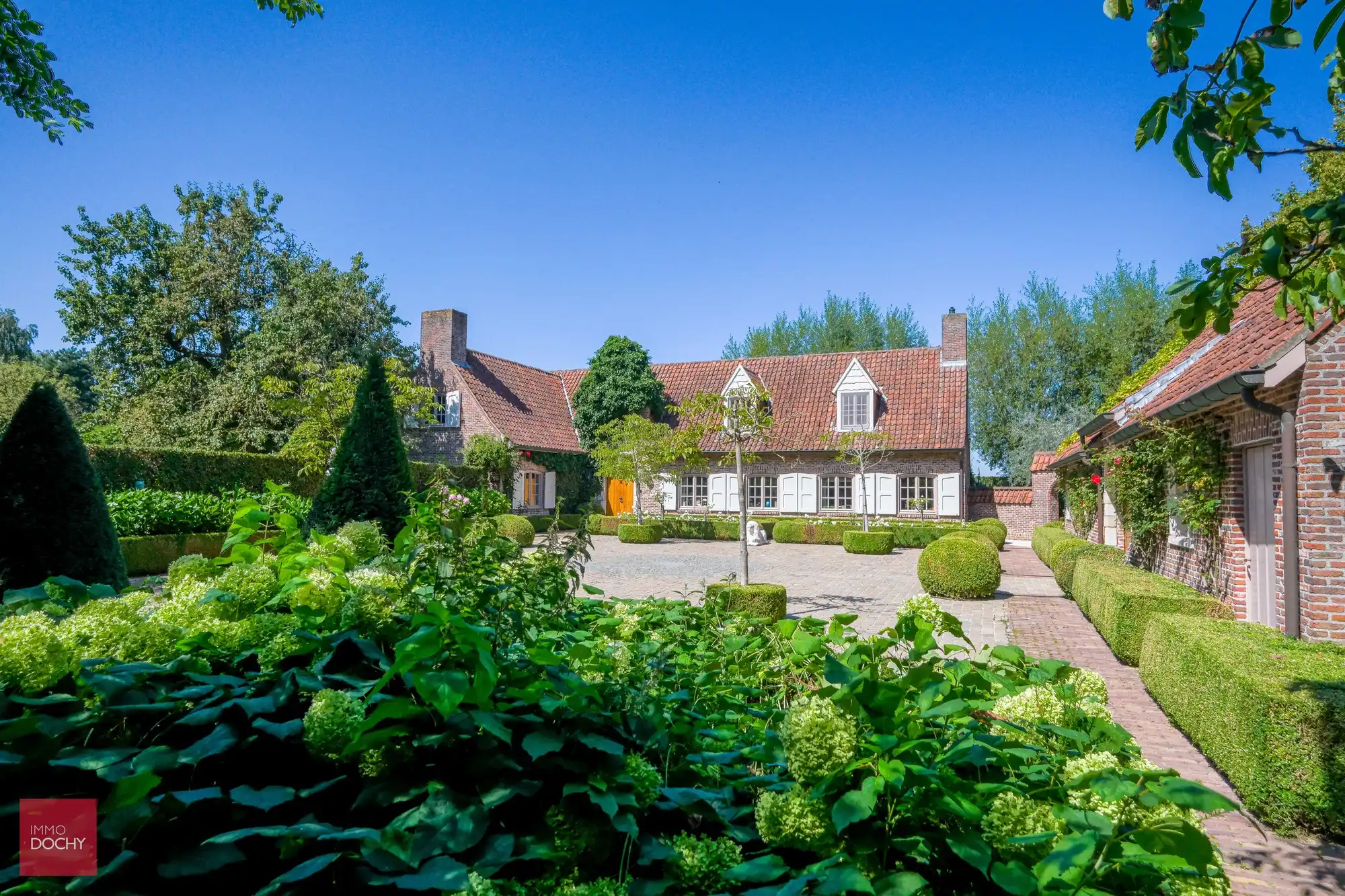 Ruim villa-landhuis met zwembad en poolhouse foto 2