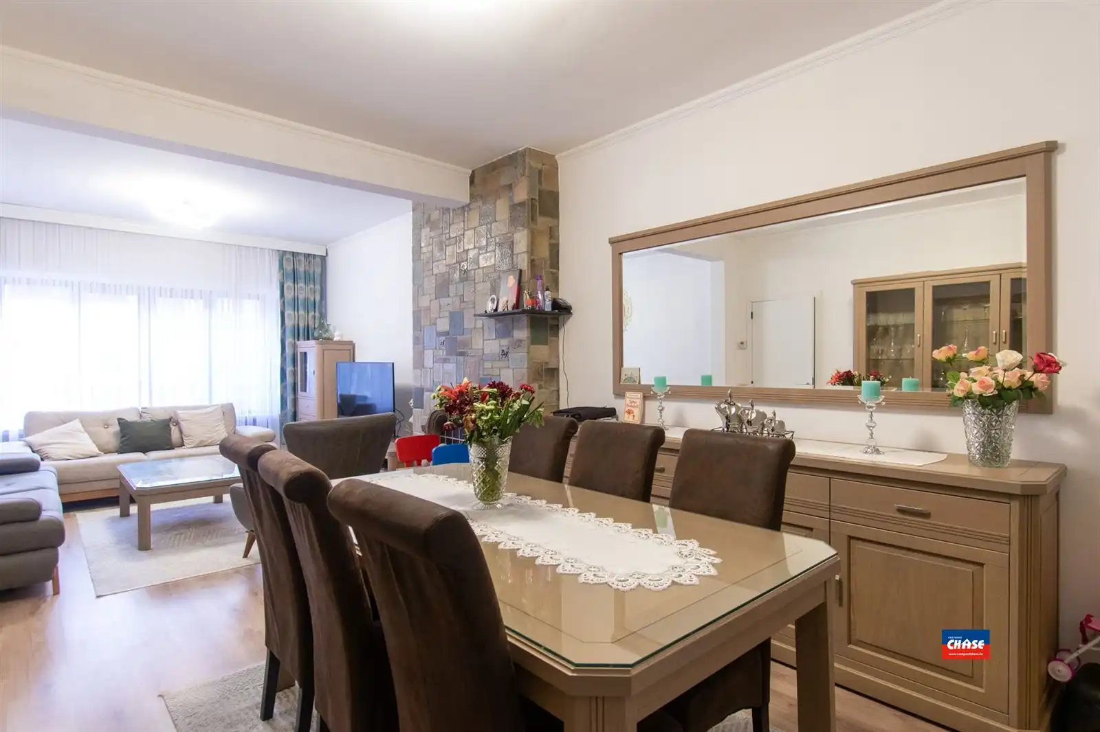 Ruime gezinswoning met vier slaapkamers en tuin foto 4