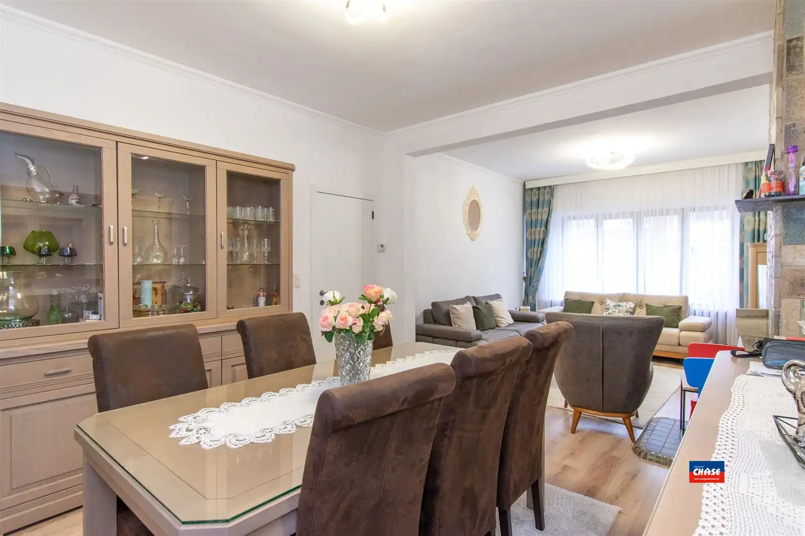 Ruime gezinswoning met vier slaapkamers en tuin foto 4