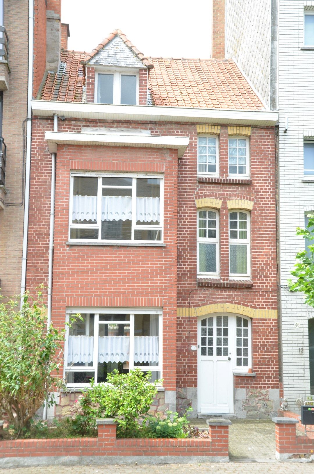 Te renoveren karaktervolle ruime woning met zonnige tuin foto 17