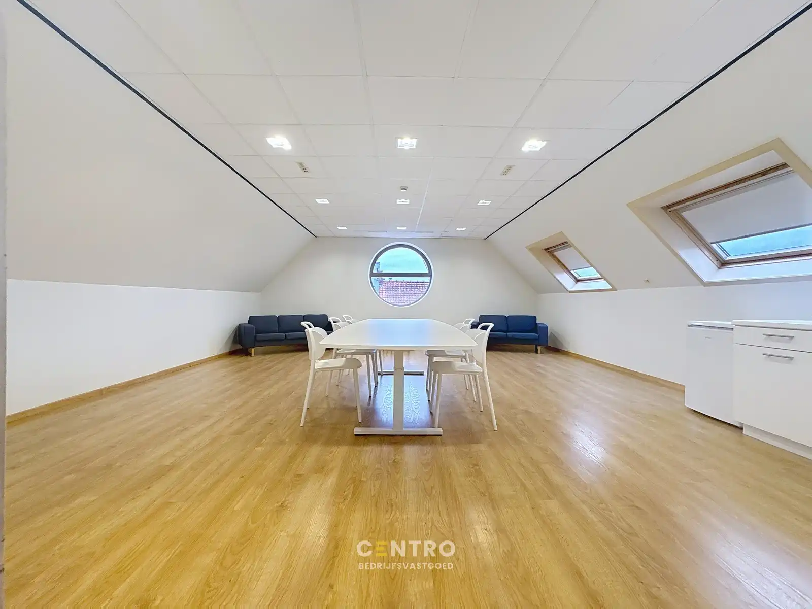 Instapklare KANTOORRUIMTE op eerste verdieping (± 21m²) TE HUUR op de markt van Knesselare! Ruime parkeergelegenheid langs de openbare weg. foto 5