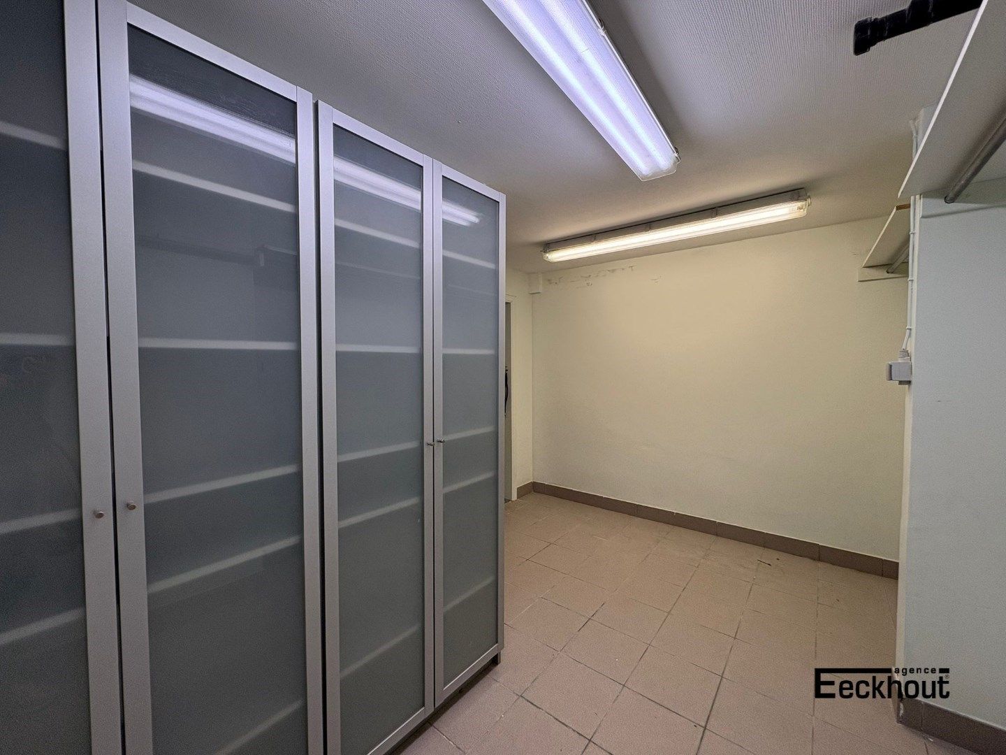 Ruime garagebox met oprit/parkeerplaats op gegeerde ligging foto 5