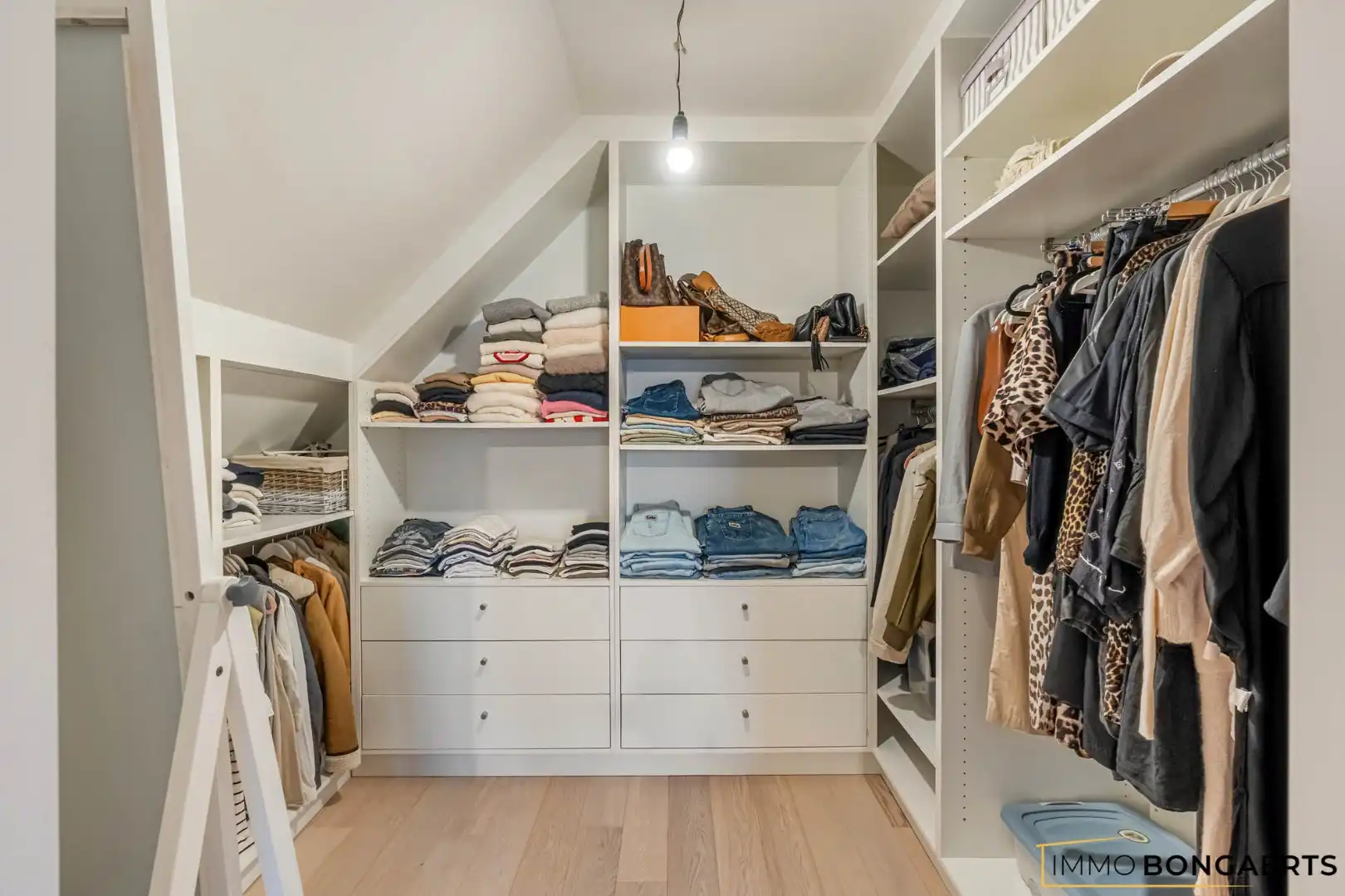 Prachtig afgewerkte woning met praktijkruimte foto 20