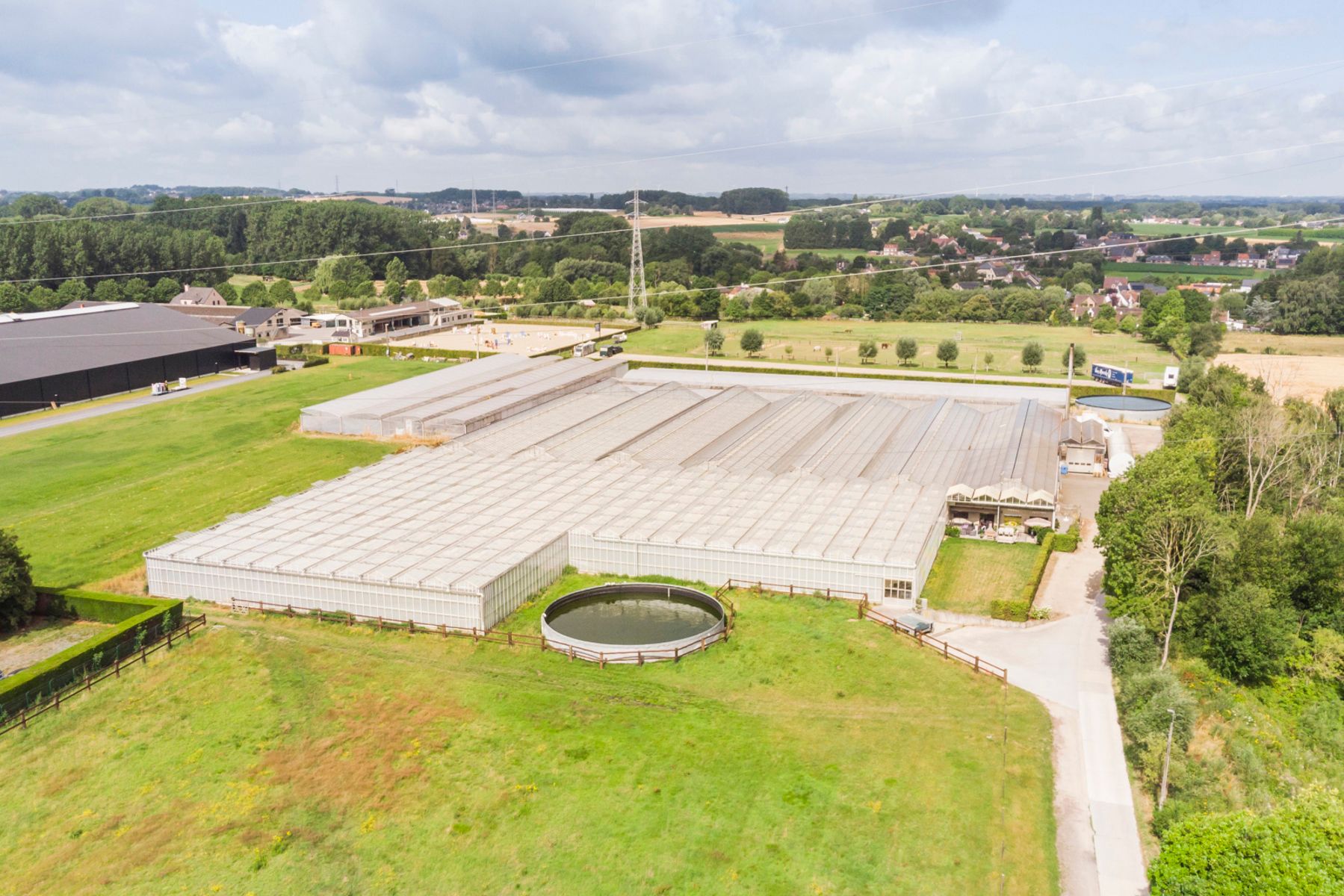 Welgelegen serrecomplex, ideaal voor agrarische activiteiten foto {{pictureIndex}}