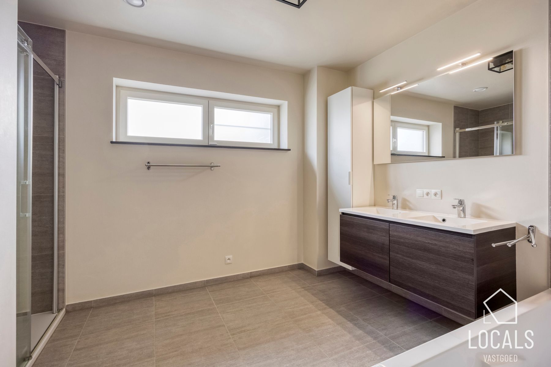 Recente woning (2018) met prachtige tuin en ruime garage foto 17