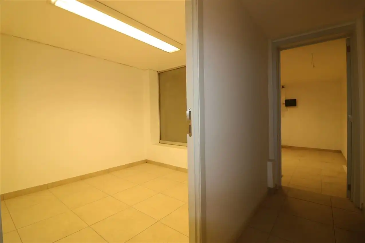 Volledig vernieuwde handelszaak op ideale locatie foto 24