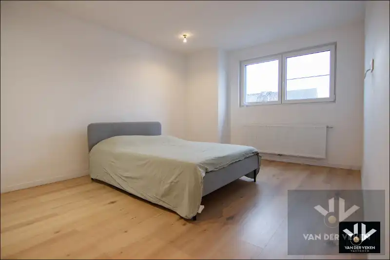 Voll gerenoveerde woning met 5 slpk 3 badk foto 14