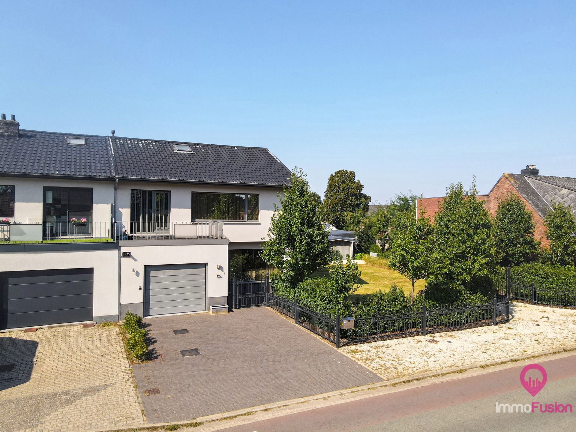 Hoofdfoto van de publicatie: Nette halfopen bebouwing met 3 slaapkamers inpandige garage!