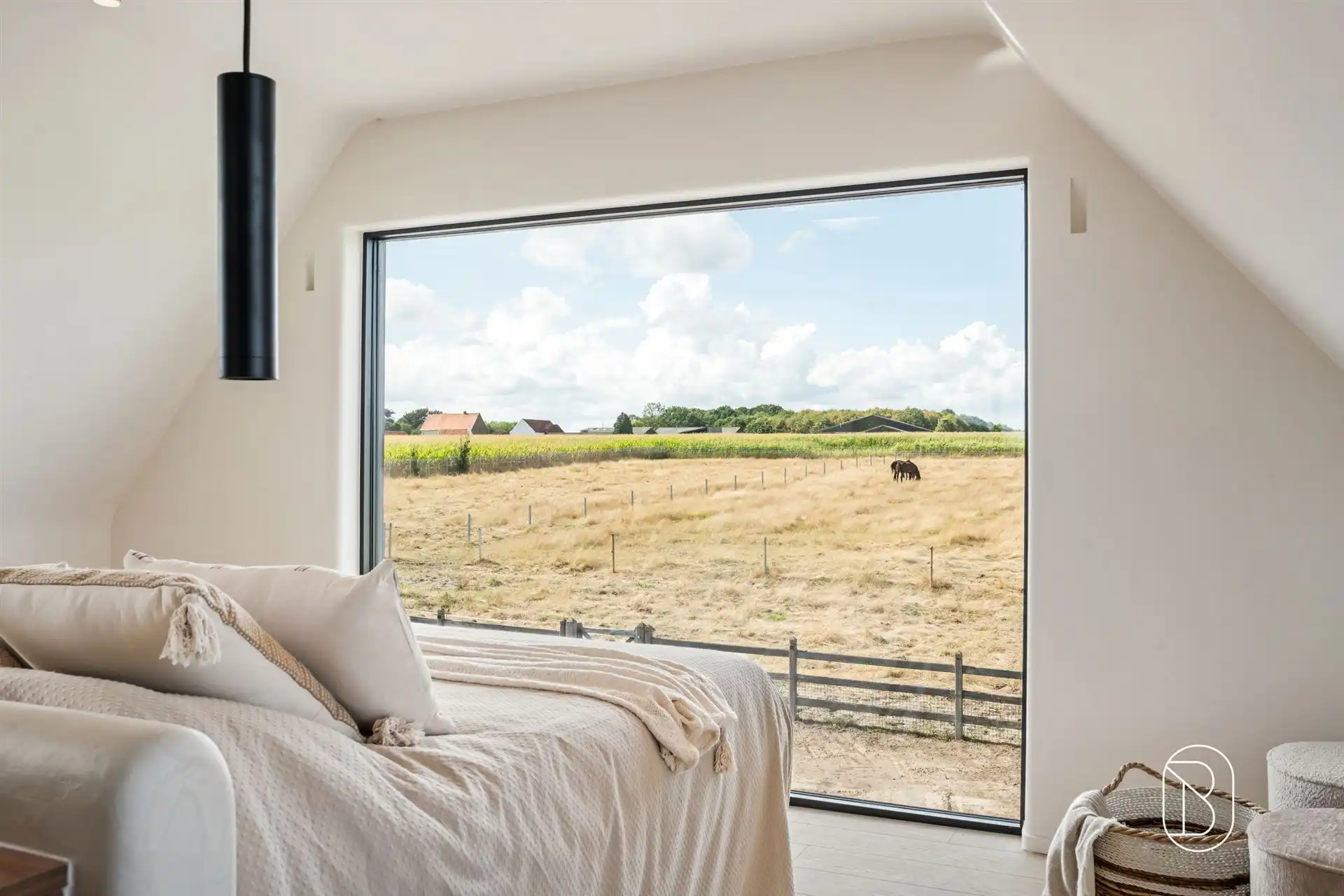 Prachtig gelegen klassewoning met paardenstallen.  foto 23