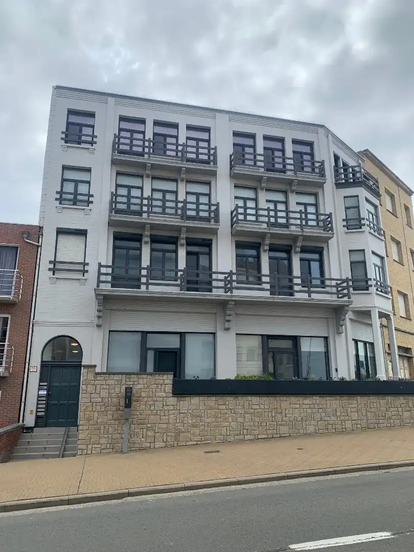 Lichtrijk, hip appartement met 1 slaapkamer, vlak aan zee in Raversijde foto {{pictureIndex}}
