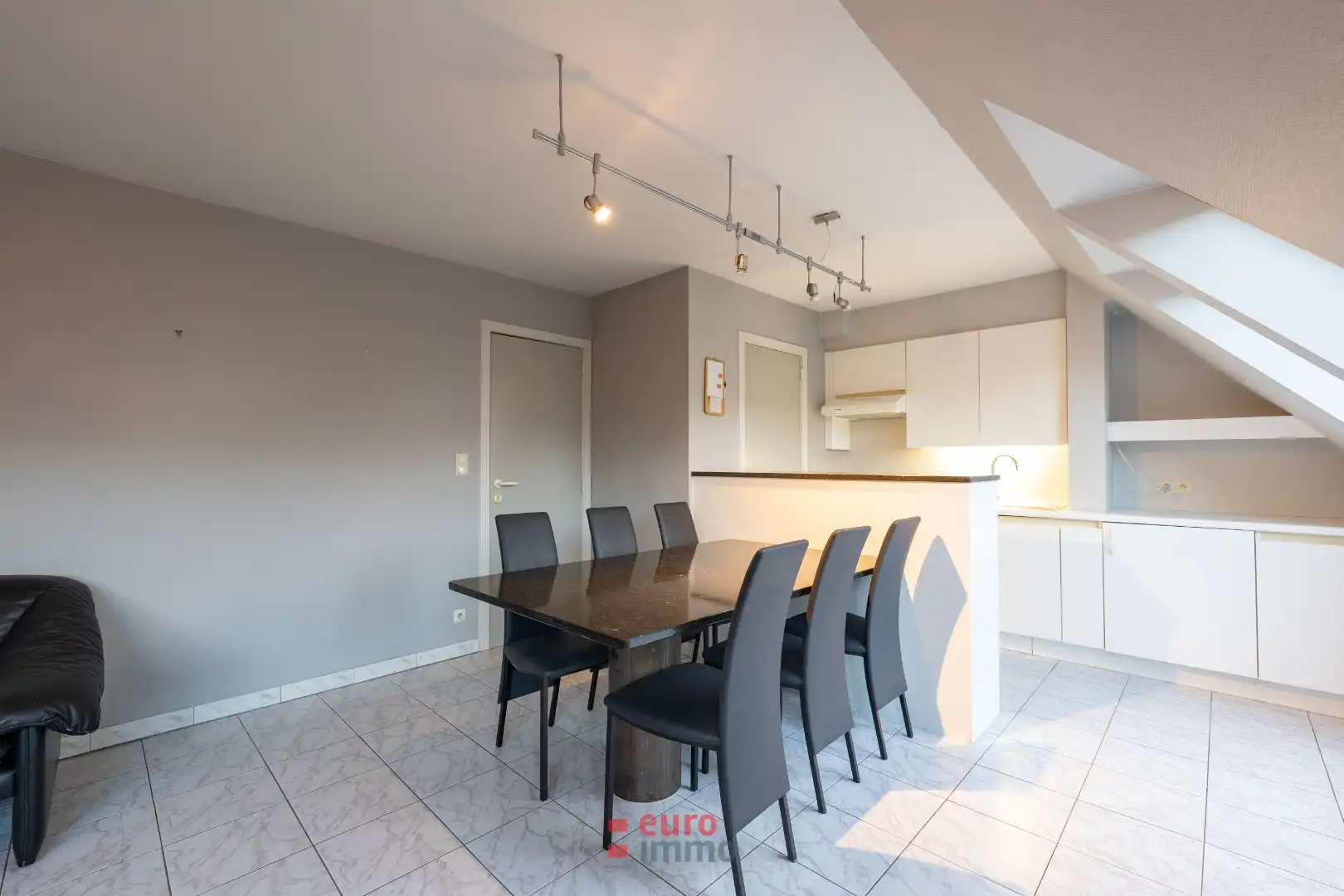 Ruim en lichtrijk appartement in de winkelstraat van Nieuwpoort foto 3