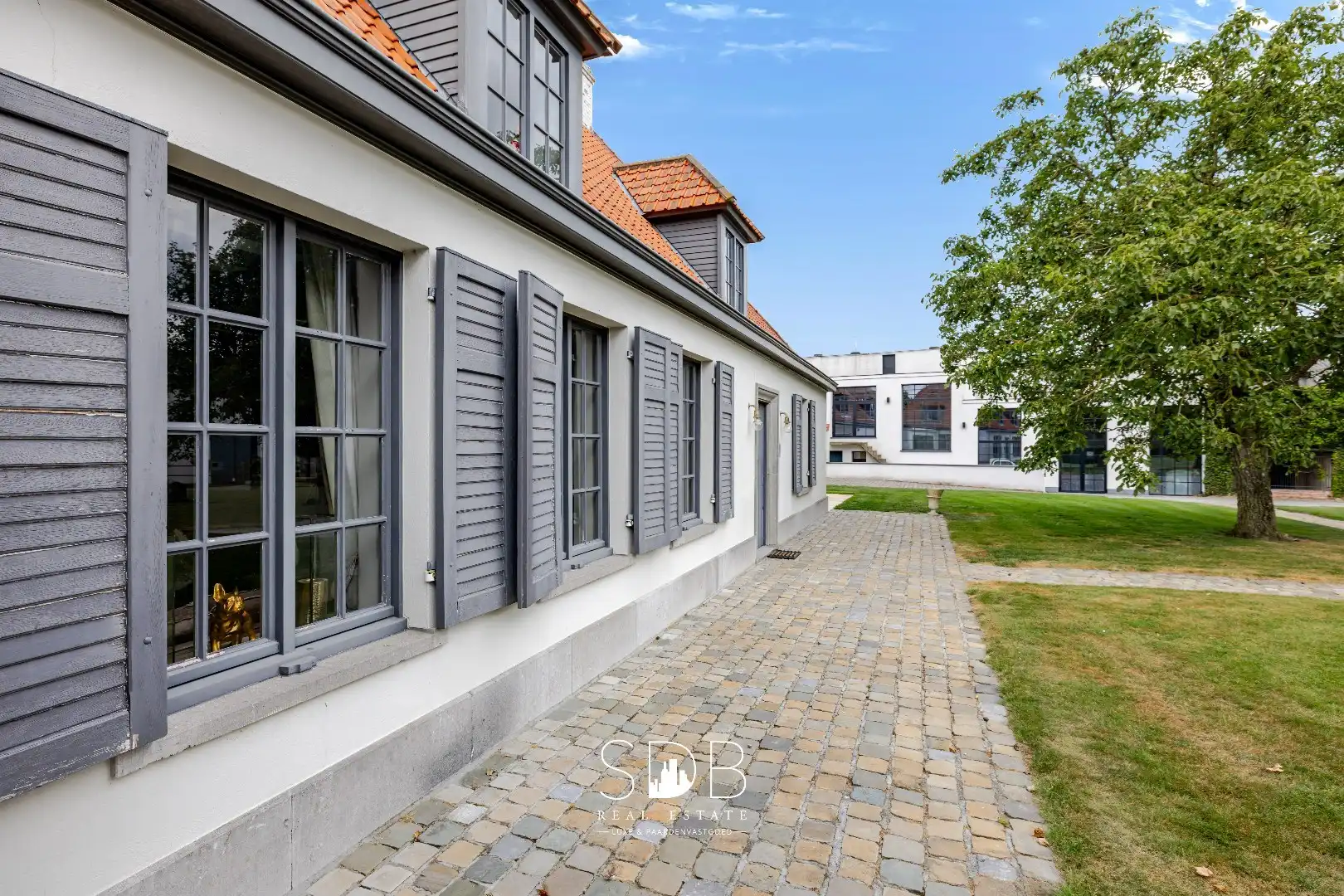 Landelijke villa met ruime bedrijfsgebouwen en opslagmogelijkheden op 23.740m² foto 3