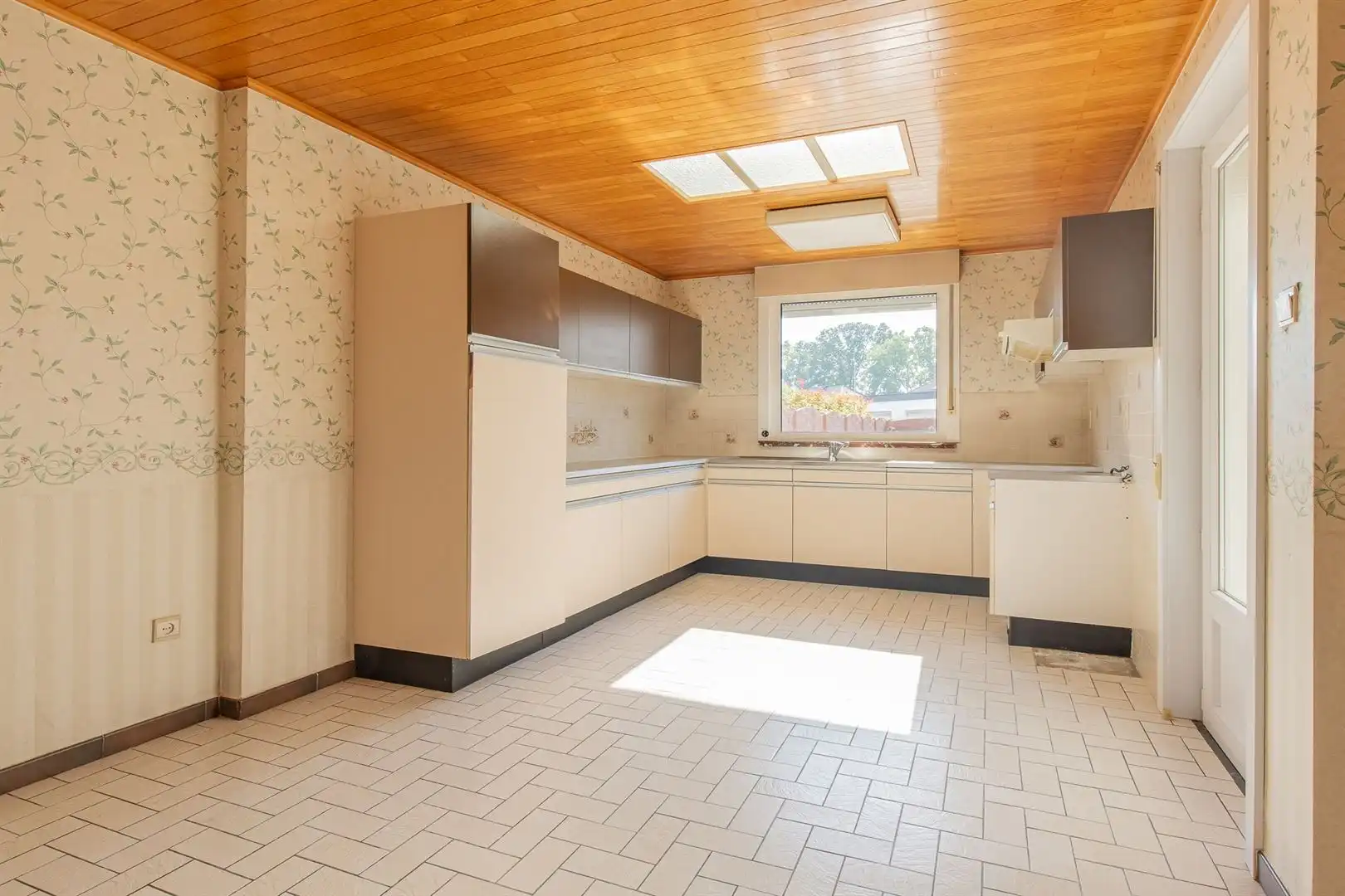 Rustig gelegen gezinswoning met 4 slaapkamers, garage en tuin. foto 4