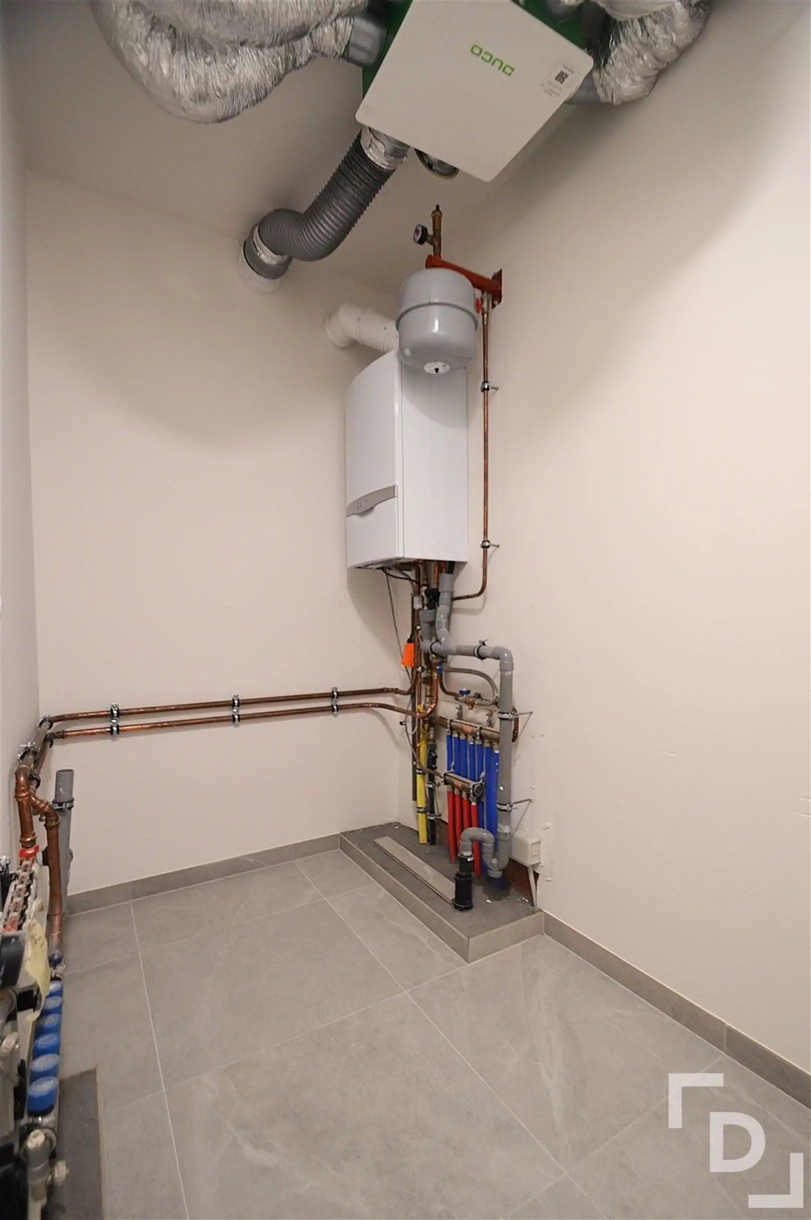 Nieuwbouwappartement van hoogwaardige afwerking met staanplaats te huur in centrum Ieper foto 16