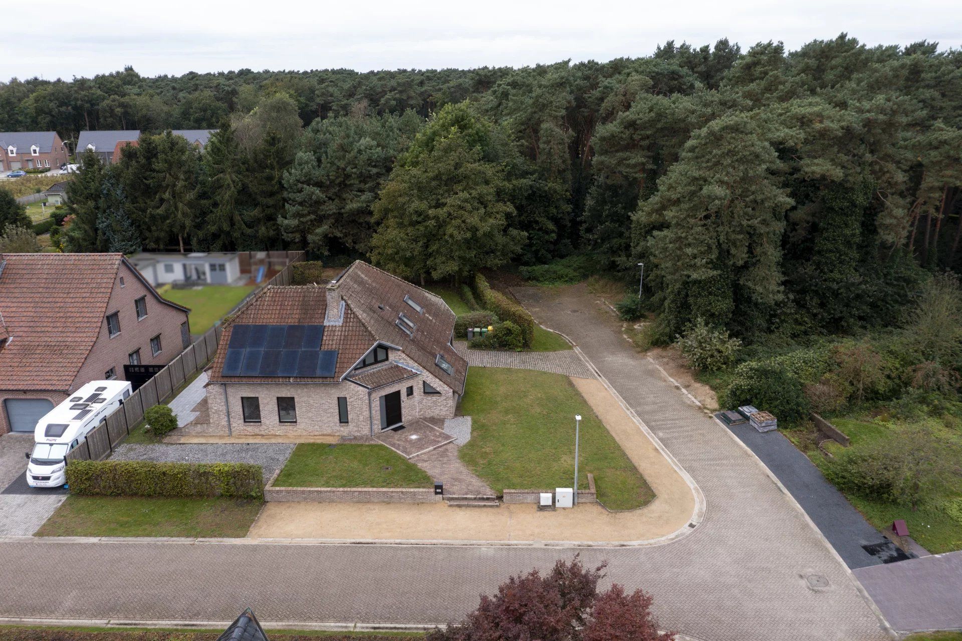 Zeer ruime A label villa met 5 slaapkamers en 2 badkamers met vergund bijgebouw van 40m² op wandelafstand van het centrum. foto 3