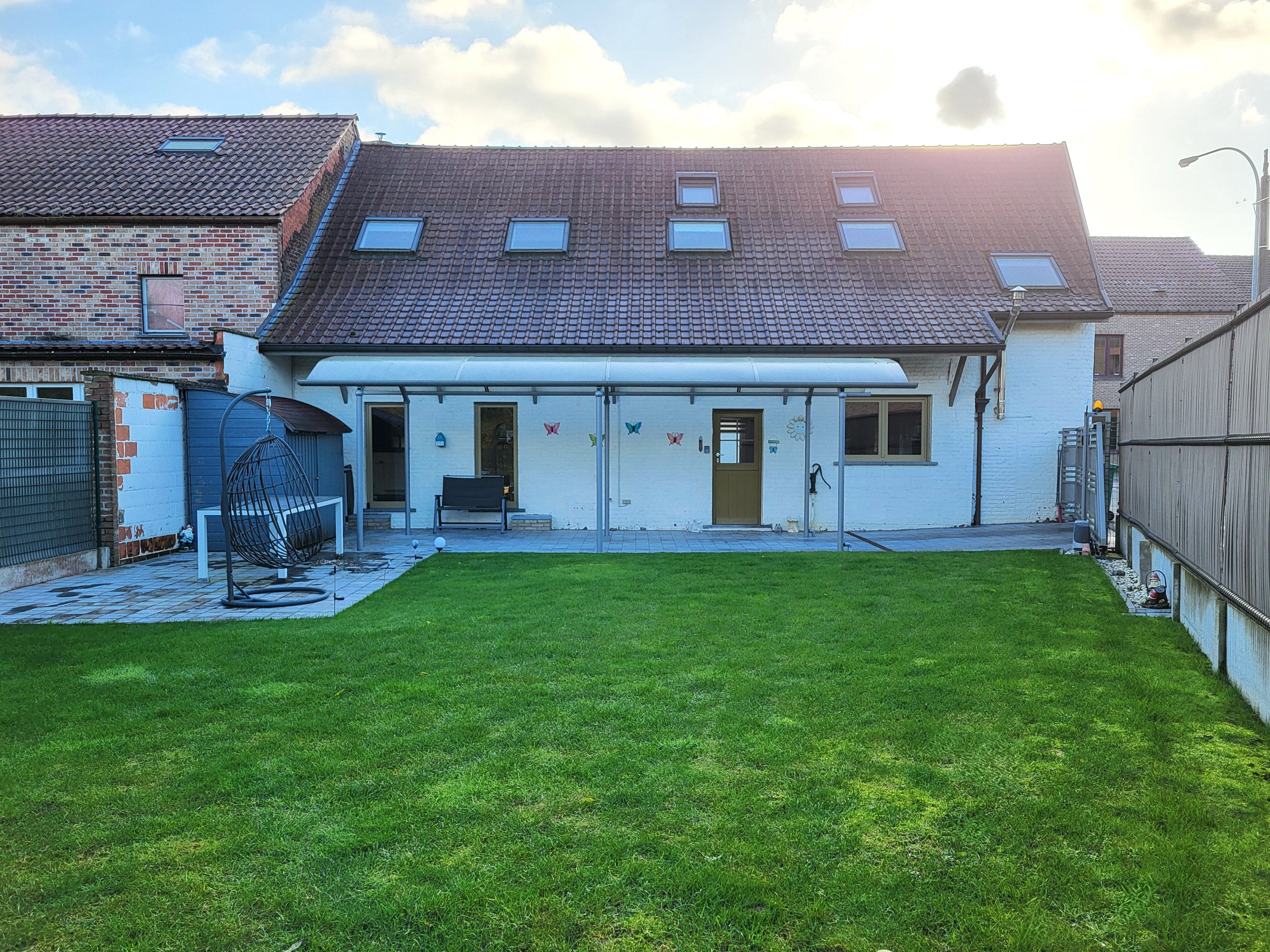 Charmant gerenoveerde hoeve op 342m² met zonnige tuin, carport en terras. foto 2