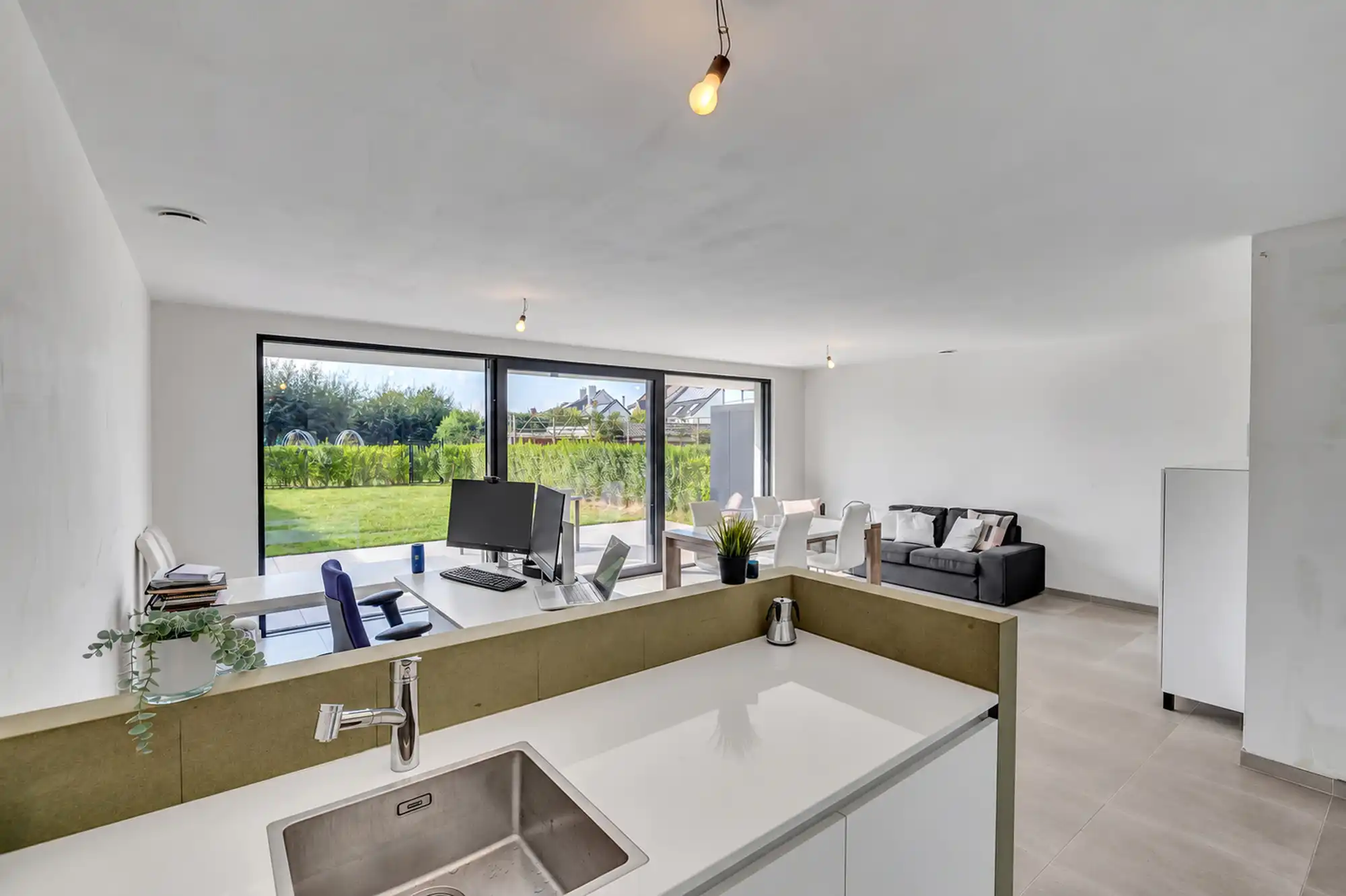 Recent app met 2 slpk, terras met tuin en staanplaats foto 6