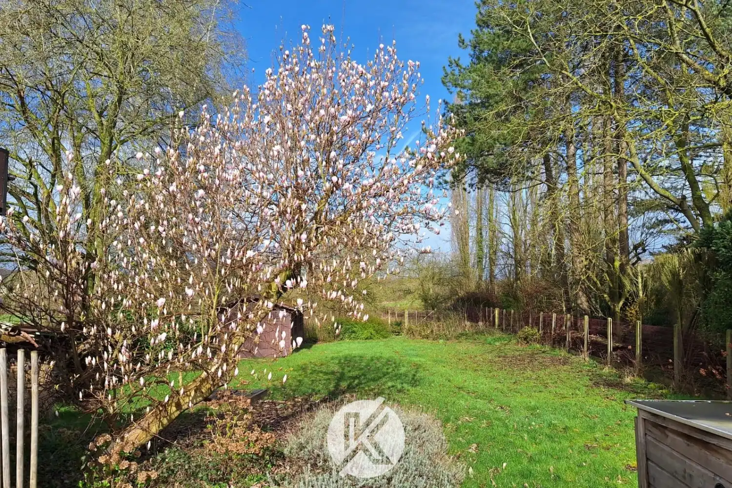 Ruime woning met uitzicht op omliggend landschap foto {{pictureIndex}}