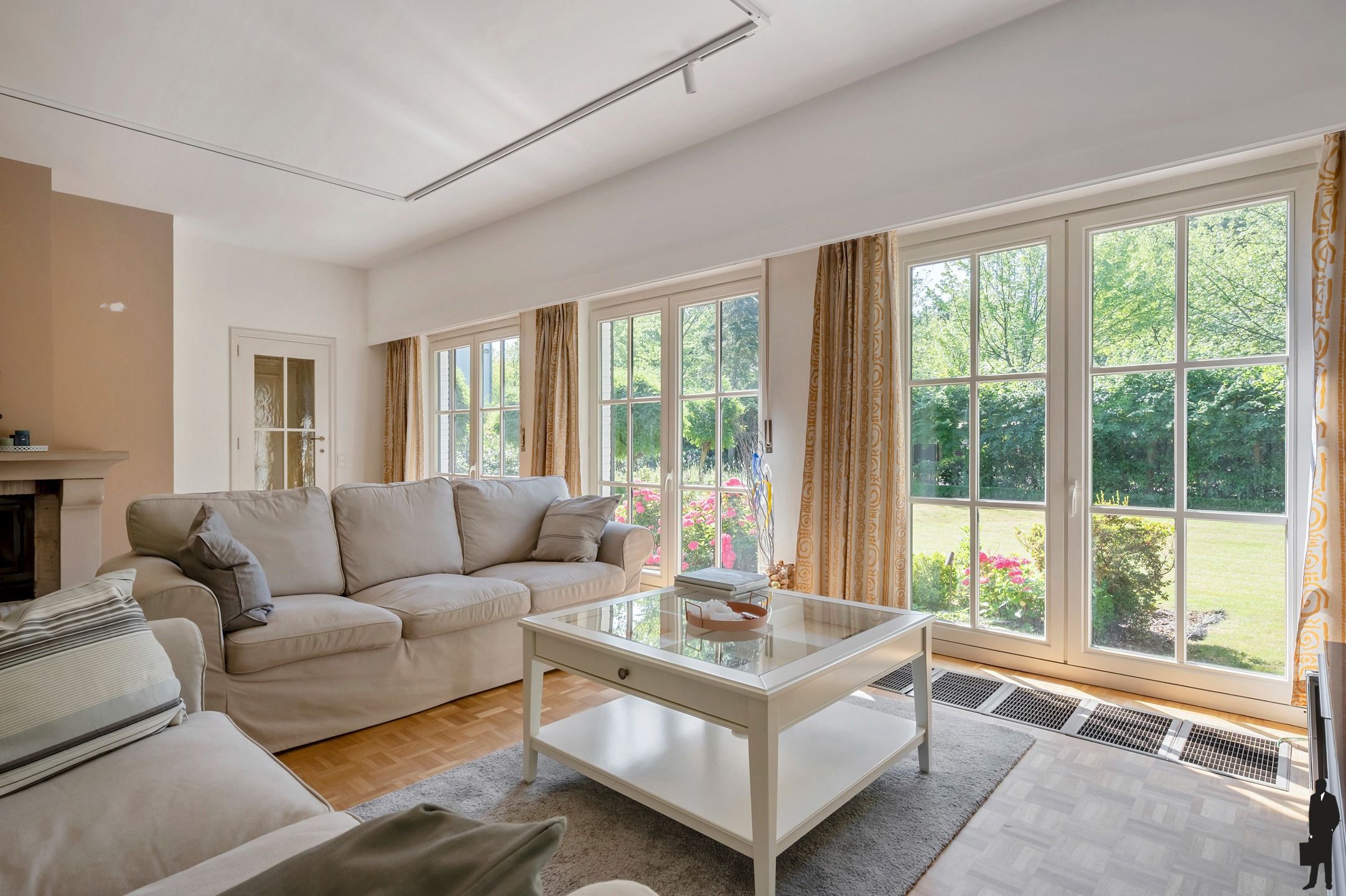 Franse villa op ca. 2.140 m² in 't Vriesdonk gelegen! foto 3