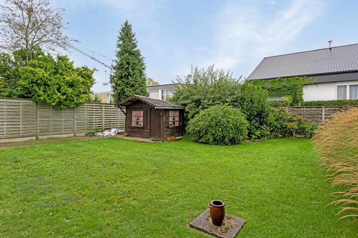 TE RENOVEREN BUNGALOW IN een RUSTIGE WOONWIJK MET MOOIE WOONVOLUMES foto 4