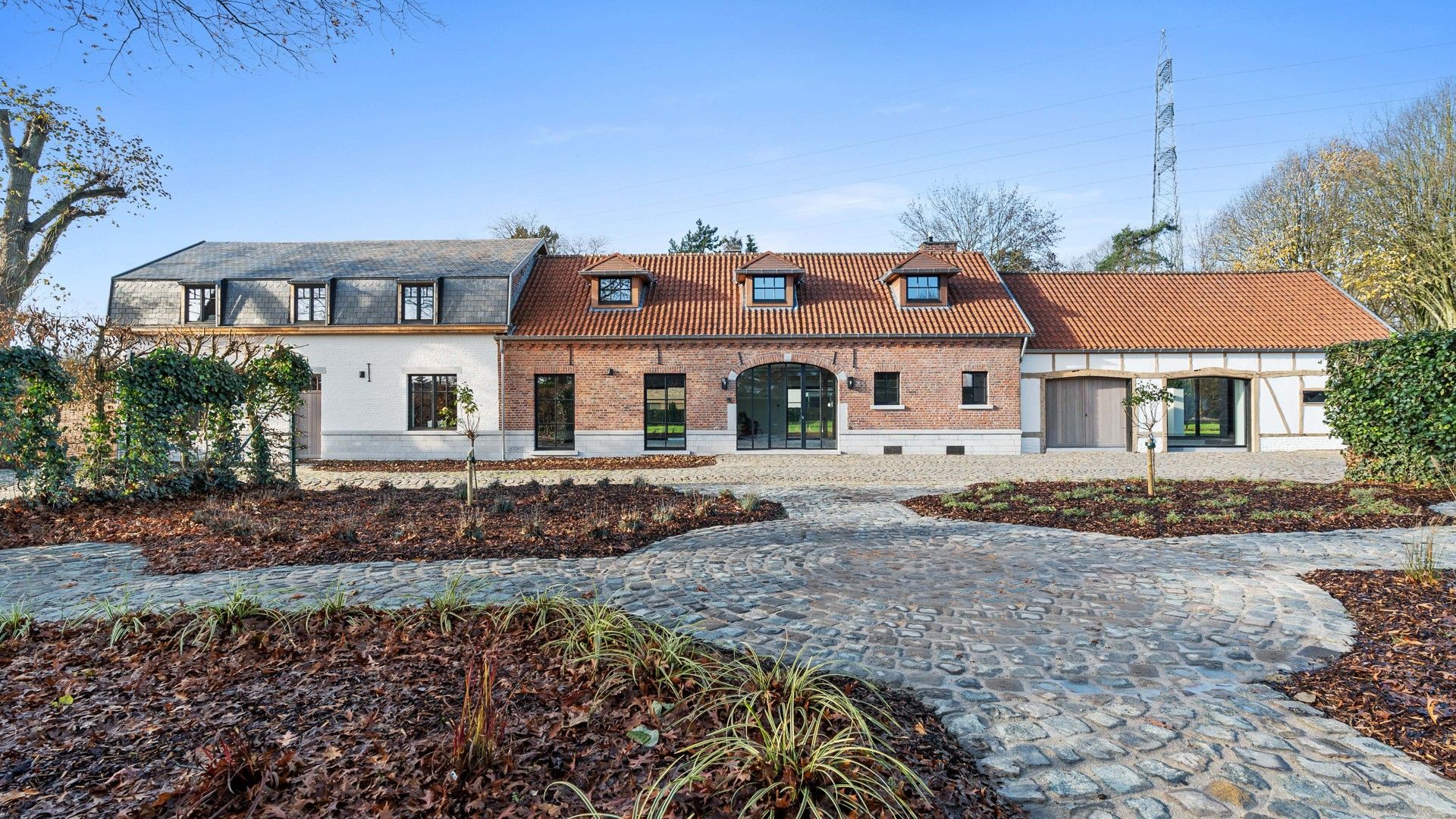 Exclusief landhuis met overdekte piste, buitenpiste en paardenstallen op circa 3 hectare foto 2