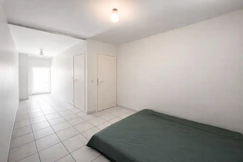 Energiezuinig 2 slaapkamer appartement vlakbij grote markt Ieper. foto 6