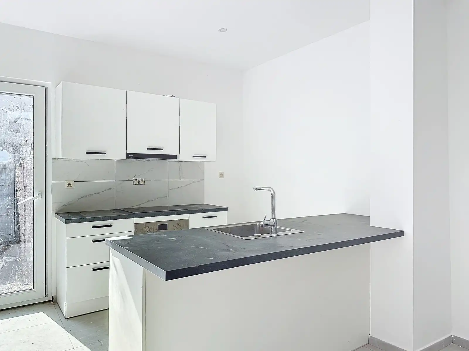 Gerenoveerde half open bebouwing met vlotte verbinding naar A12 foto {{pictureIndex}}