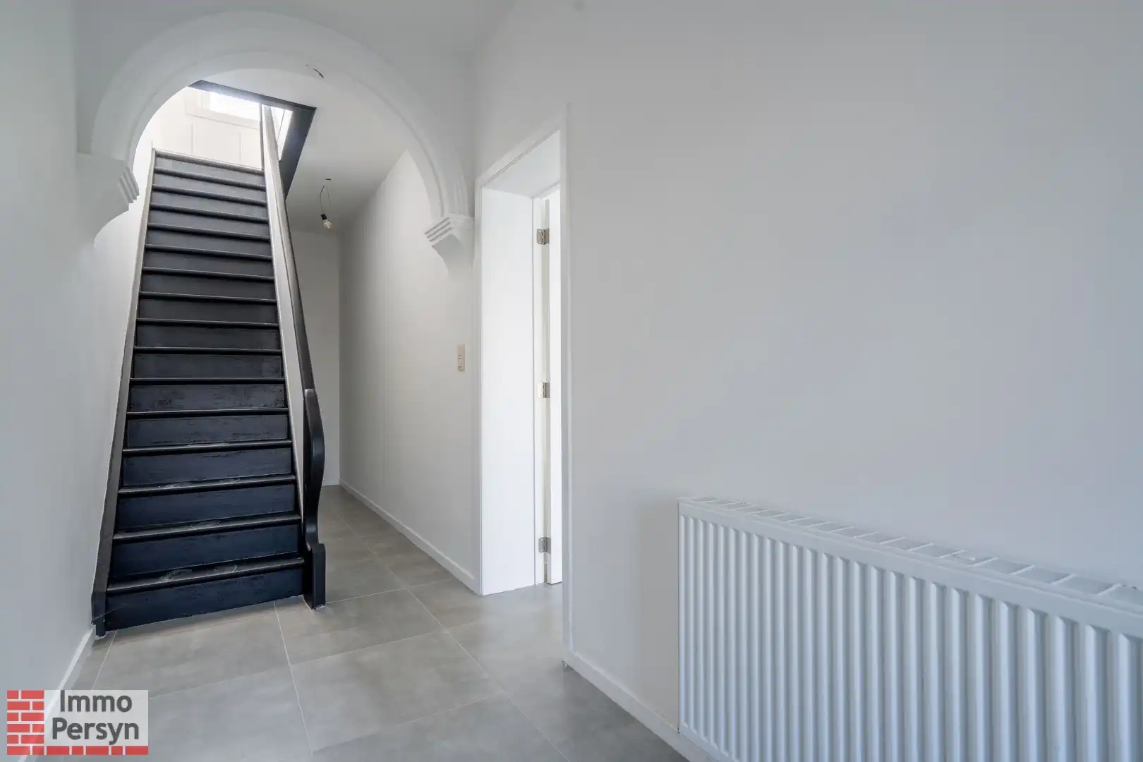 Ruime gerenoveerde gezinswoning met 4 slaapkamers, 2 badkamers en dubbele garage foto 8