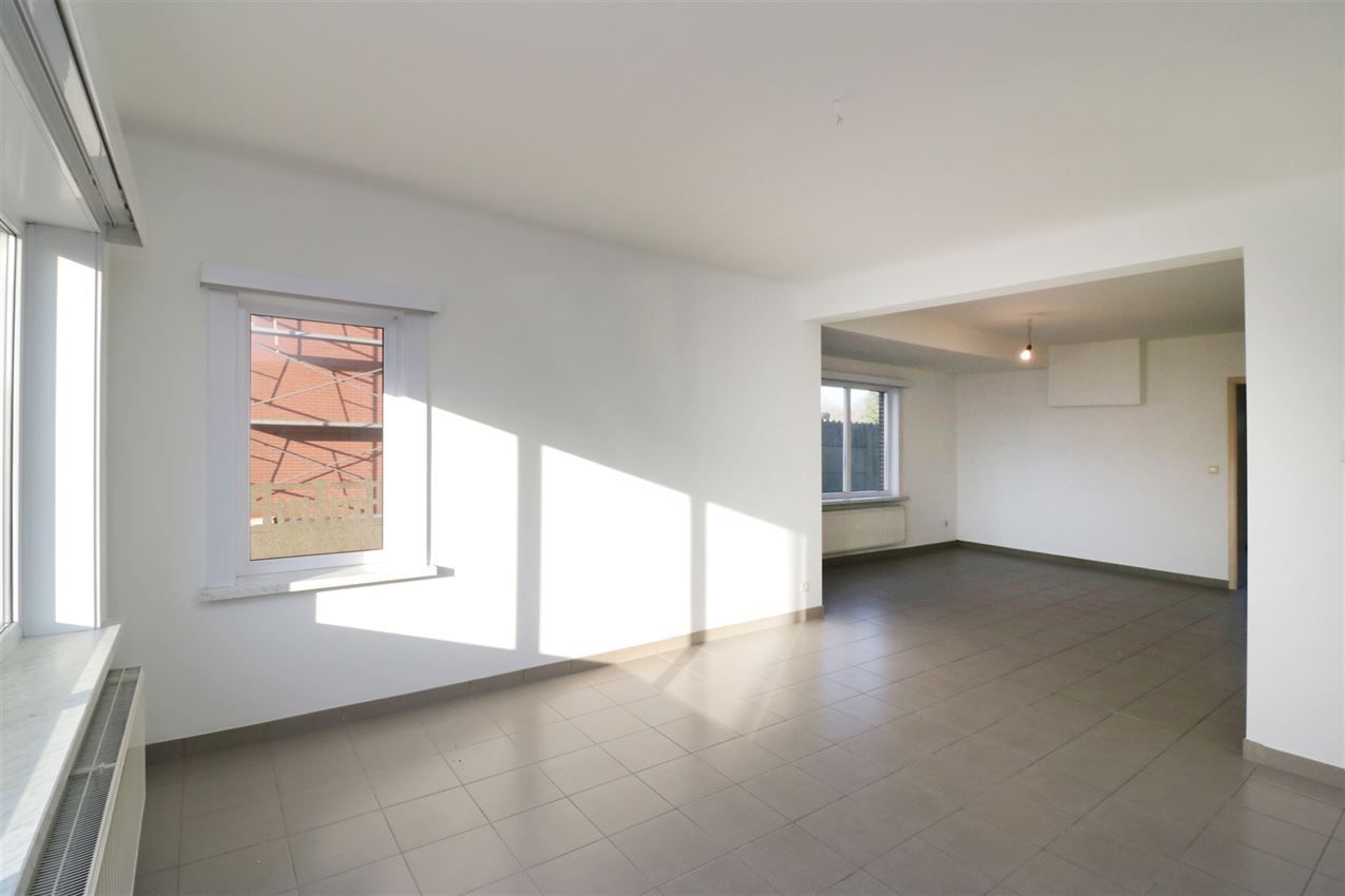 Woning met 2 slpk, terras, autostaanplaats onder de carport foto 4