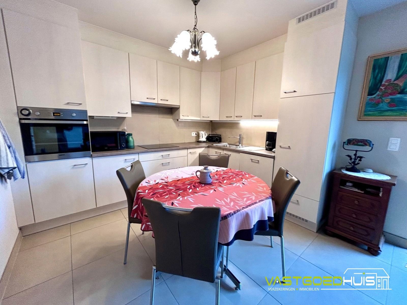 Instapklaar, gelijkvloers appartement met garage foto 11